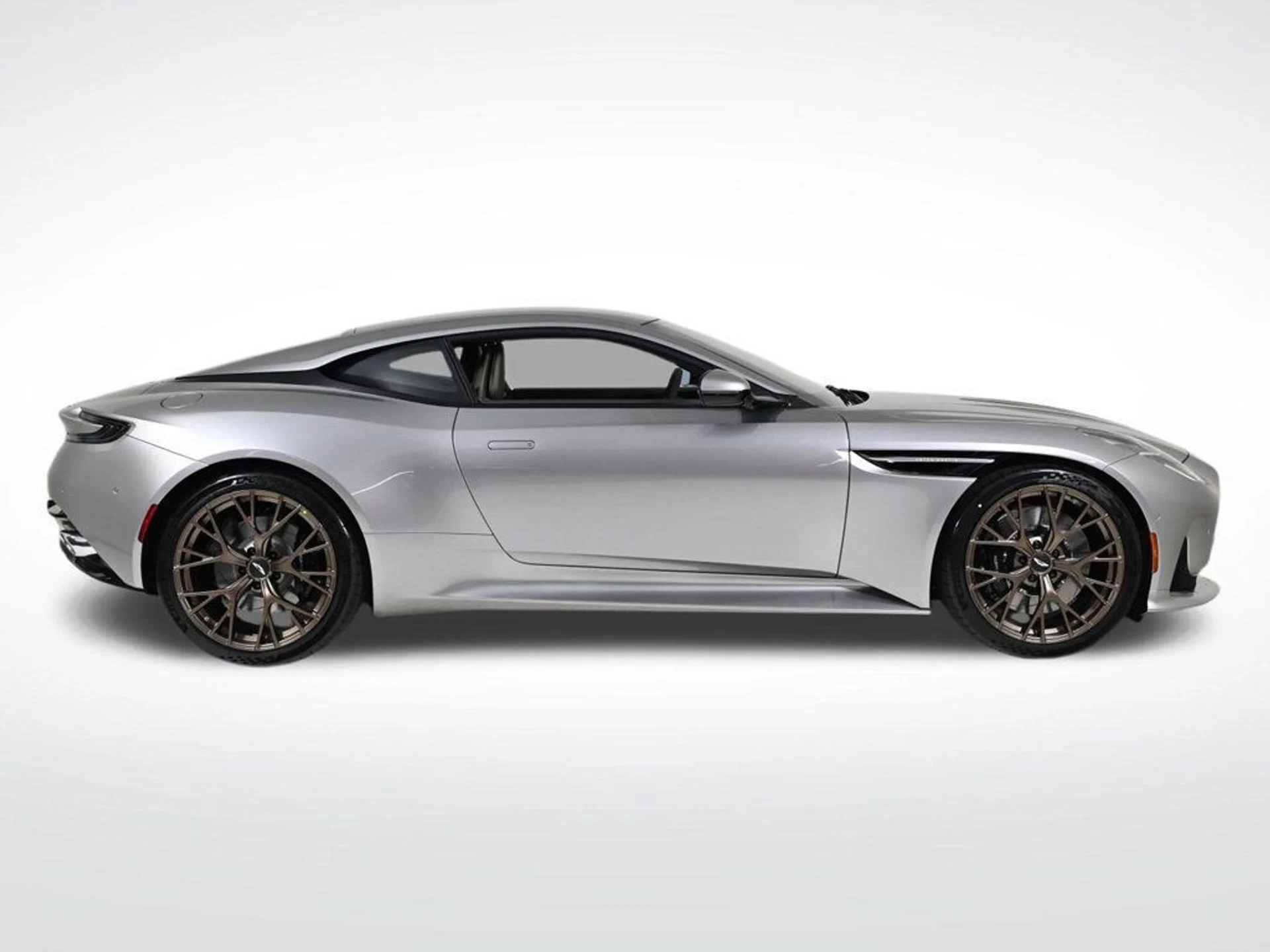 mph006_3510300001_new_2026_aston_martin_db12_11350_22941793_6_1024_14884fb0b1
