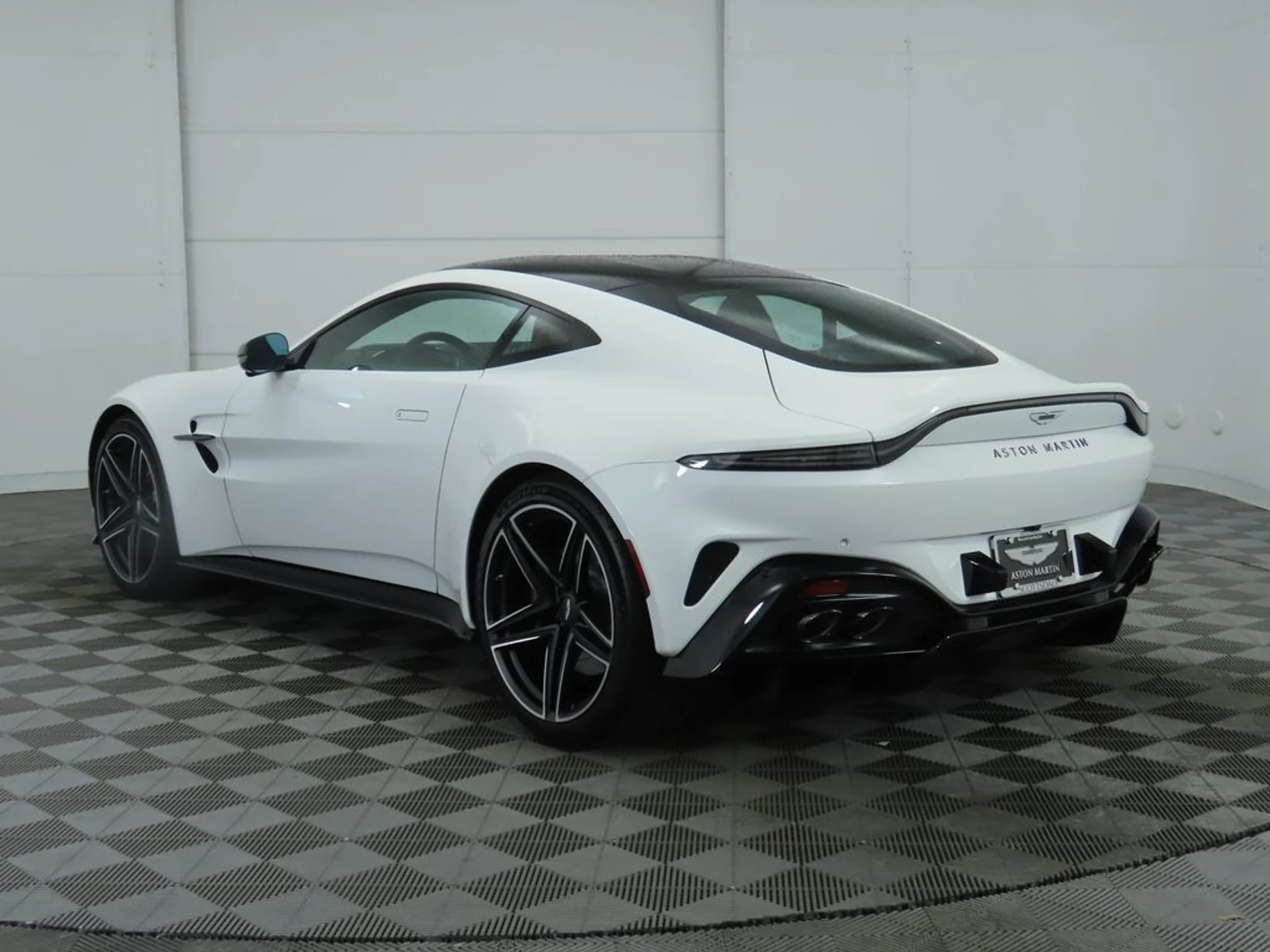 mph006_3519152738_used_2025_aston_martin_vantage_coupe_8119_22984351_7_1024_807f0ecfdf