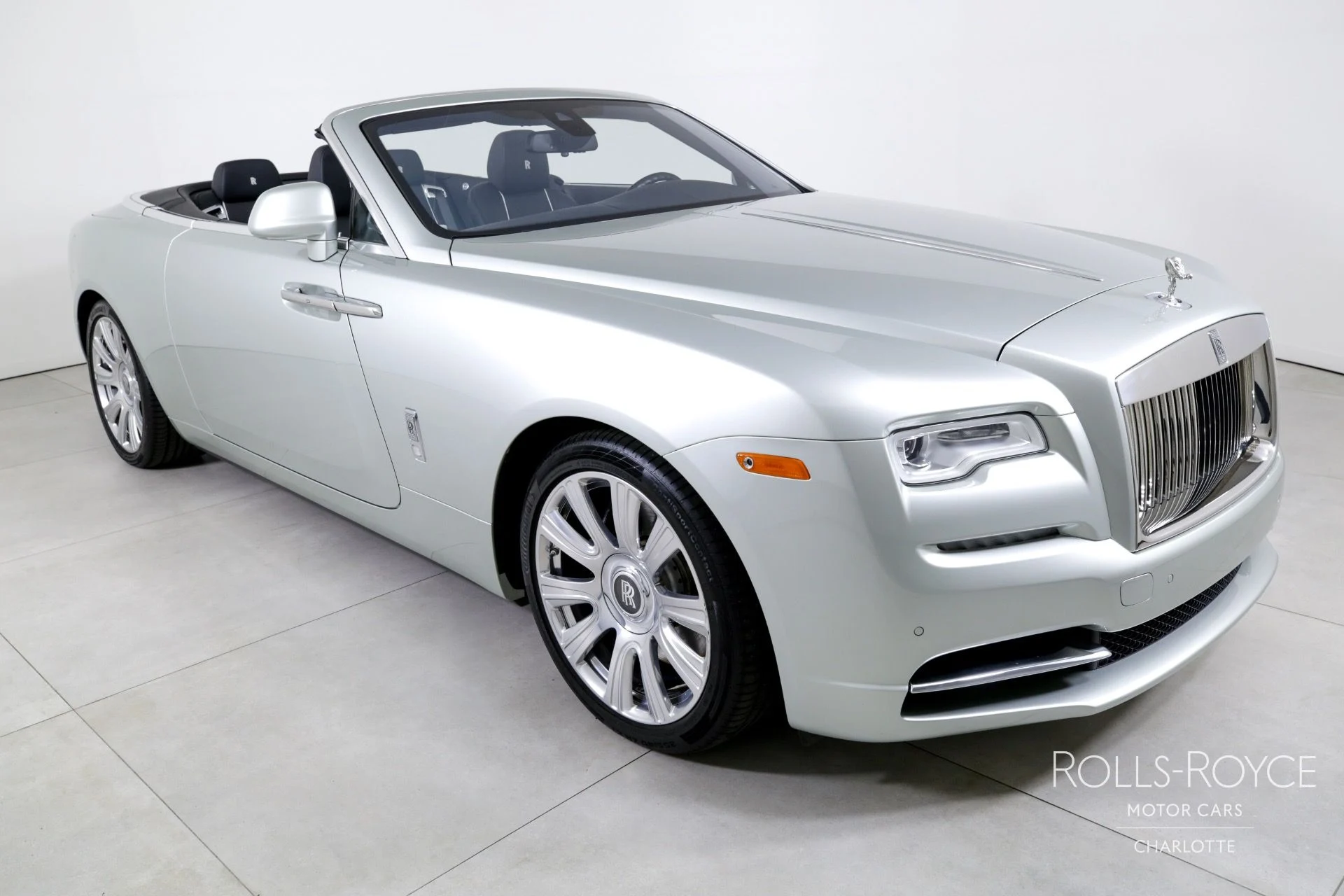 mph006_3520071181_Used_2017_Rolls_Royce_Dawn_1746196429_bef1f76d7a