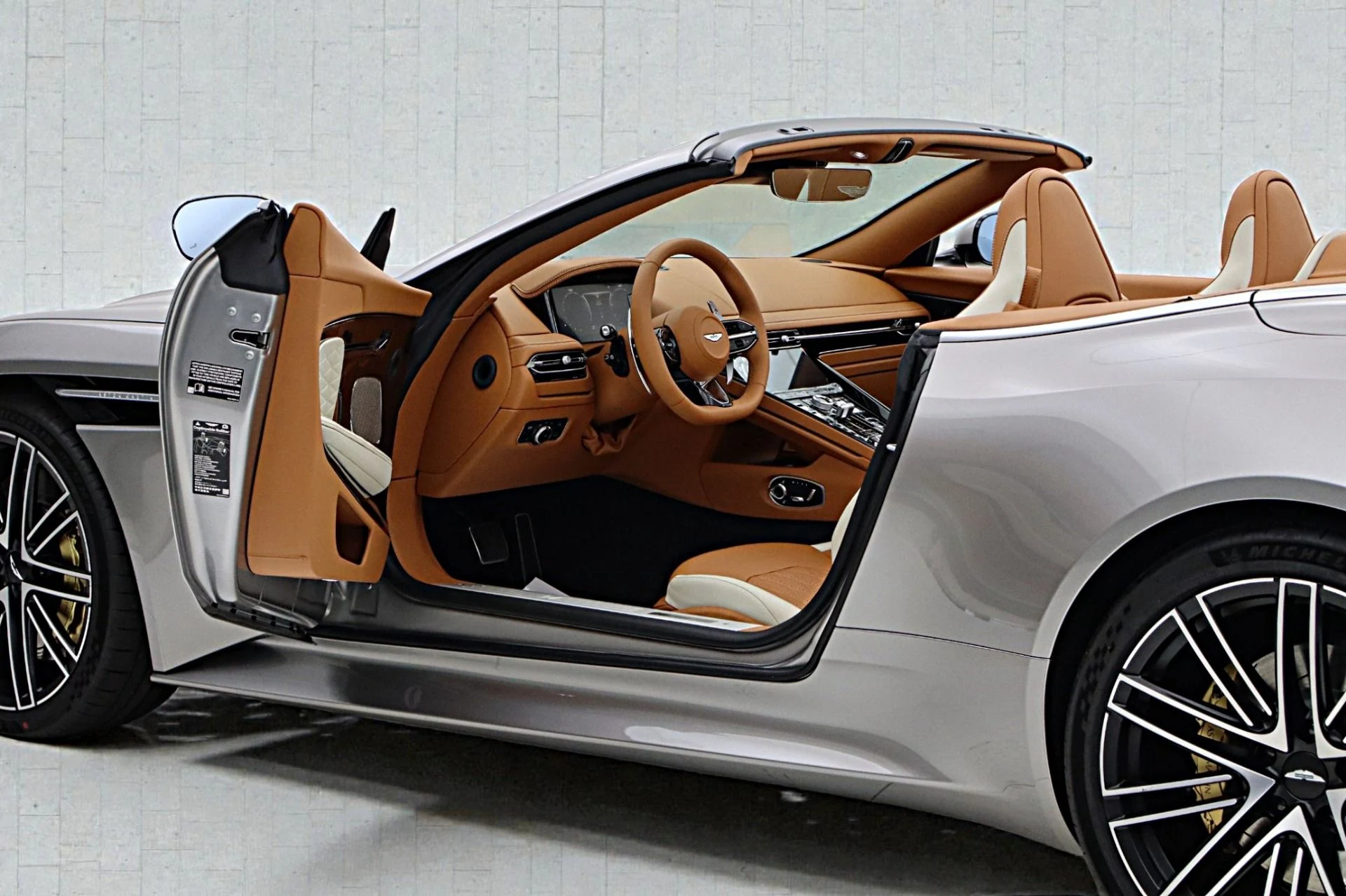 mph006_3556380773_New_2026_Aston_Martin_DB_12_Volante_daf66388ec