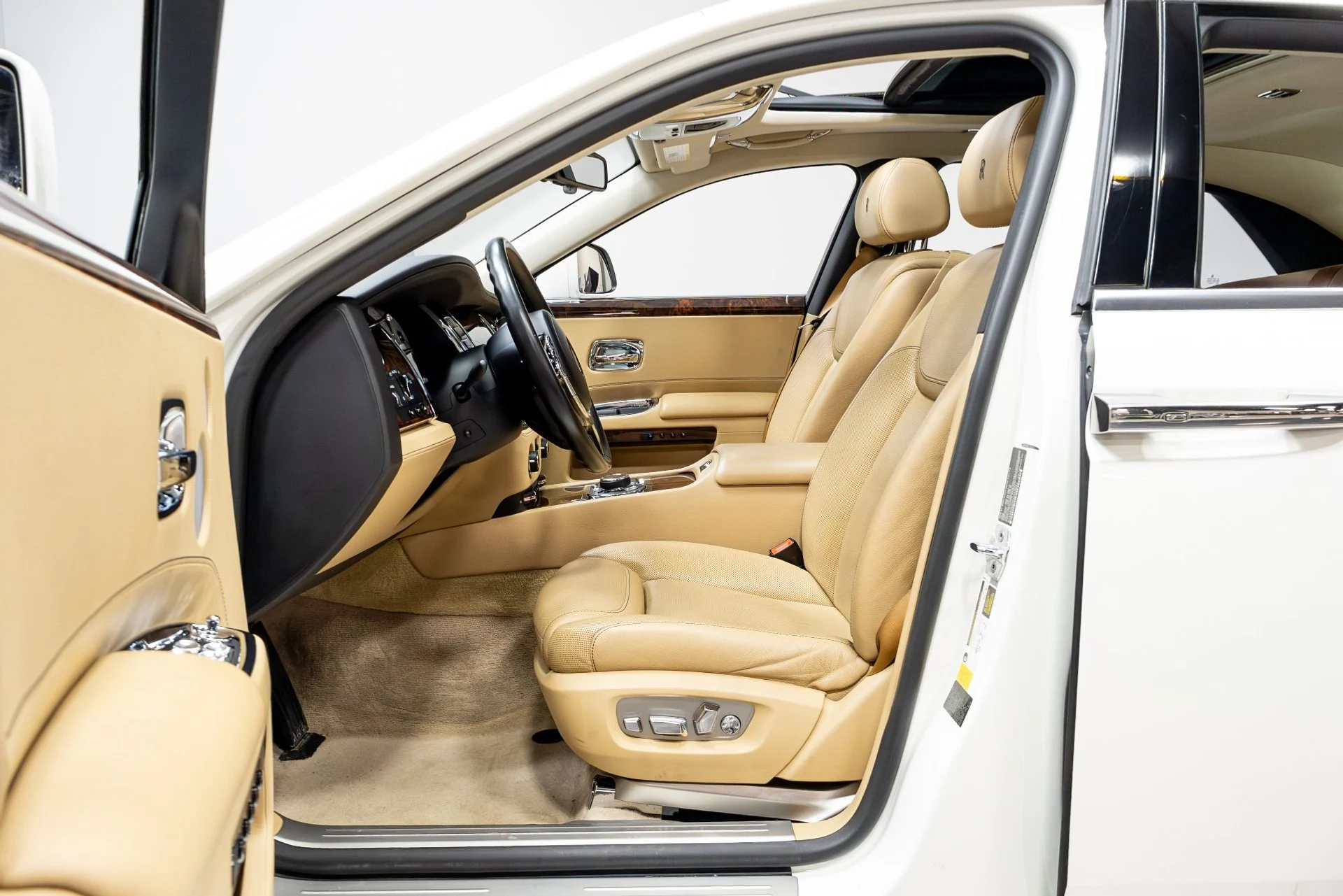 mph006_3566084191_Used_2017_Rolls_Royce_Ghost_1774888920_e8641798f3