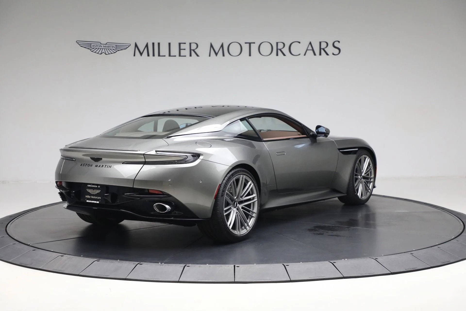 mph006_3572109983_Used_2025_Aston_Martin_DB_12_V8_1735242032_1bdeada9e0