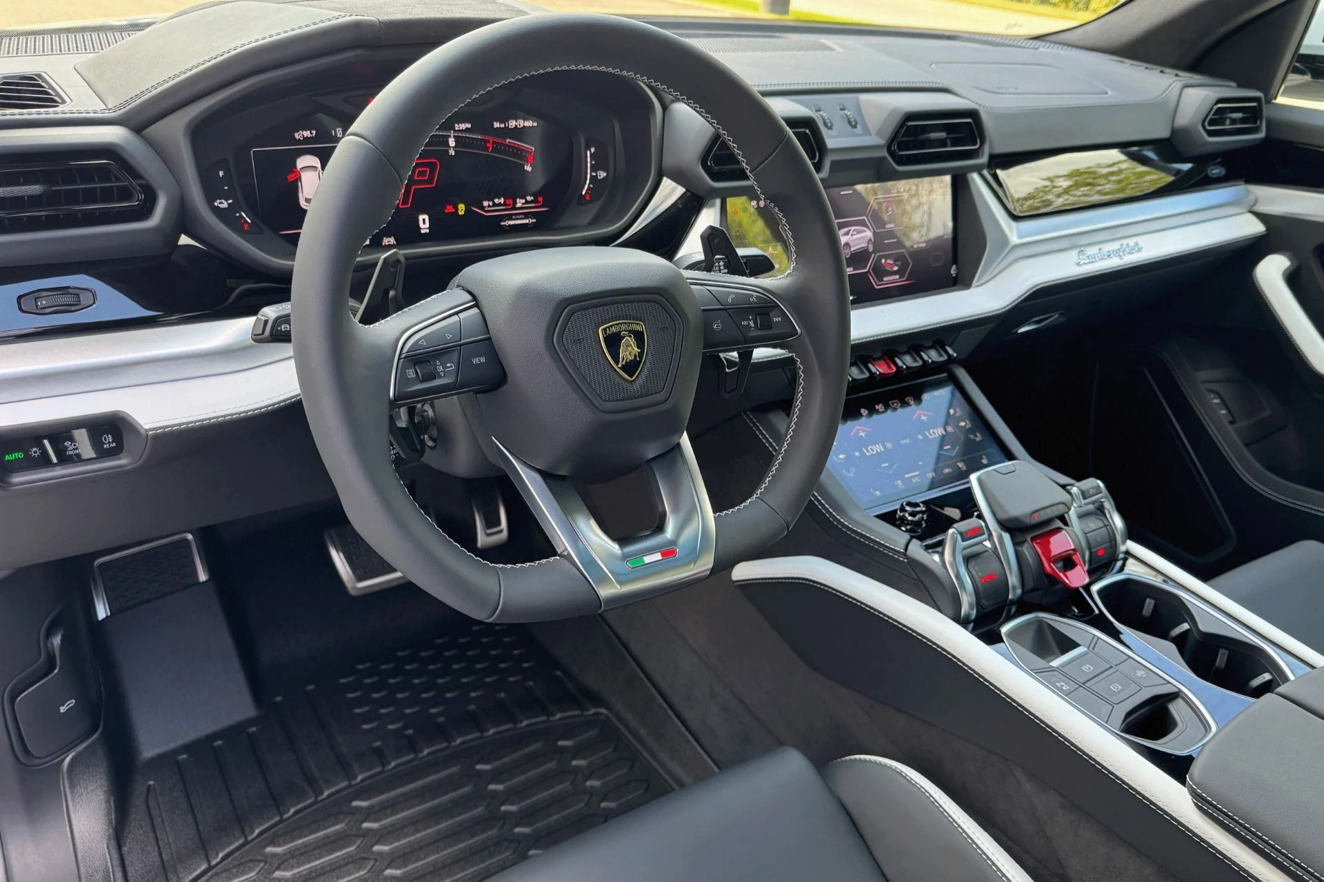 mph006_3572704044_Used_2025_Lamborghini_Urus_SE_1756989701_4d1b3d7dd5