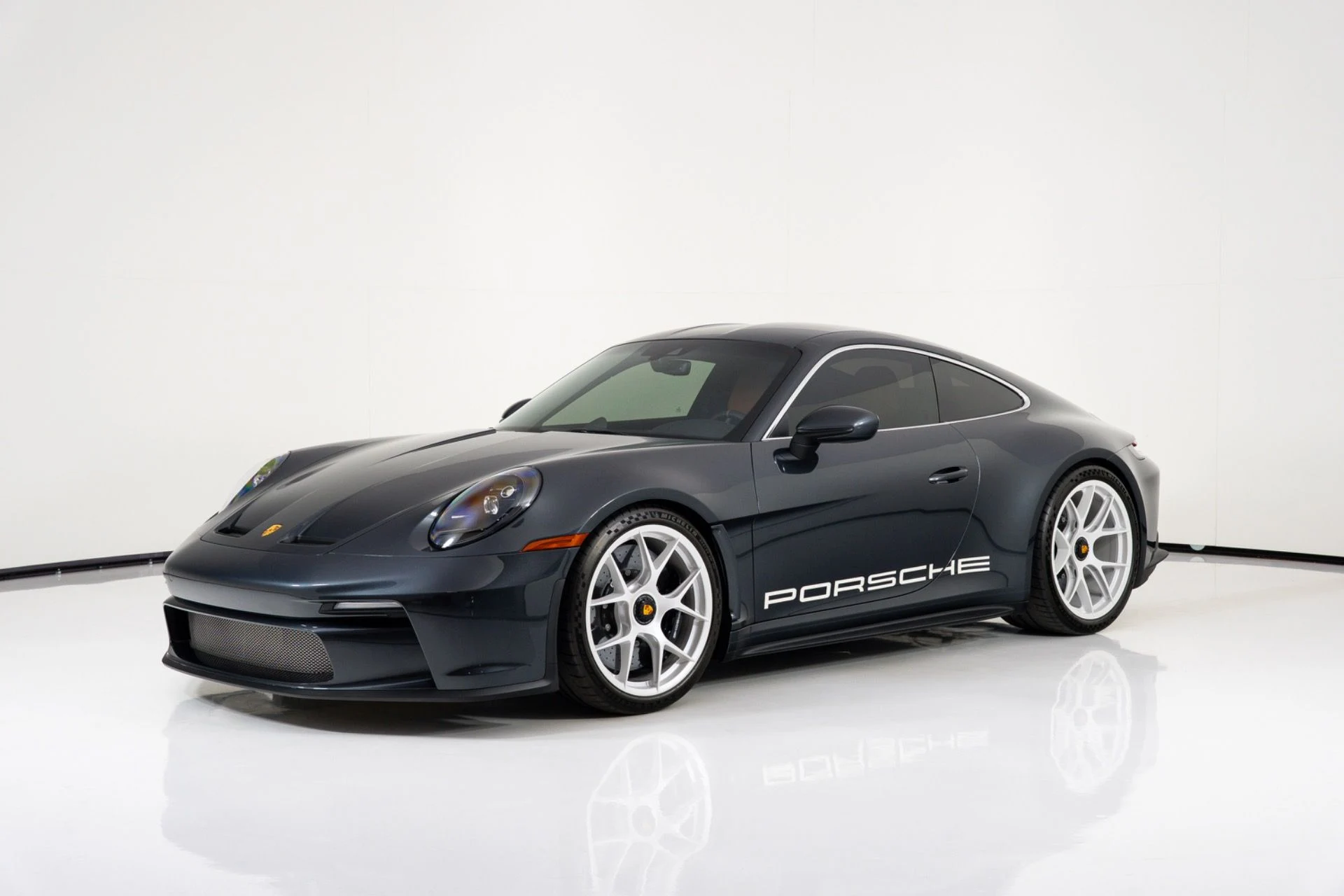 mph006_3587645840_Used_2024_Porsche_911_ST_1791913179_2b5e298e1b