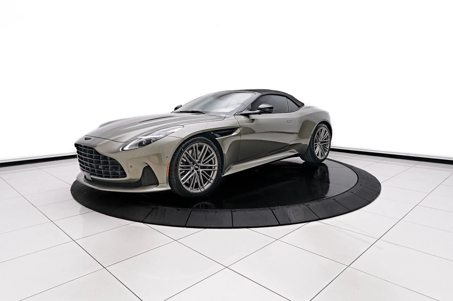 mph006_35992179_Used_2024_Aston_Martin_DB_12_Volante_1731606794_1cef6b3887