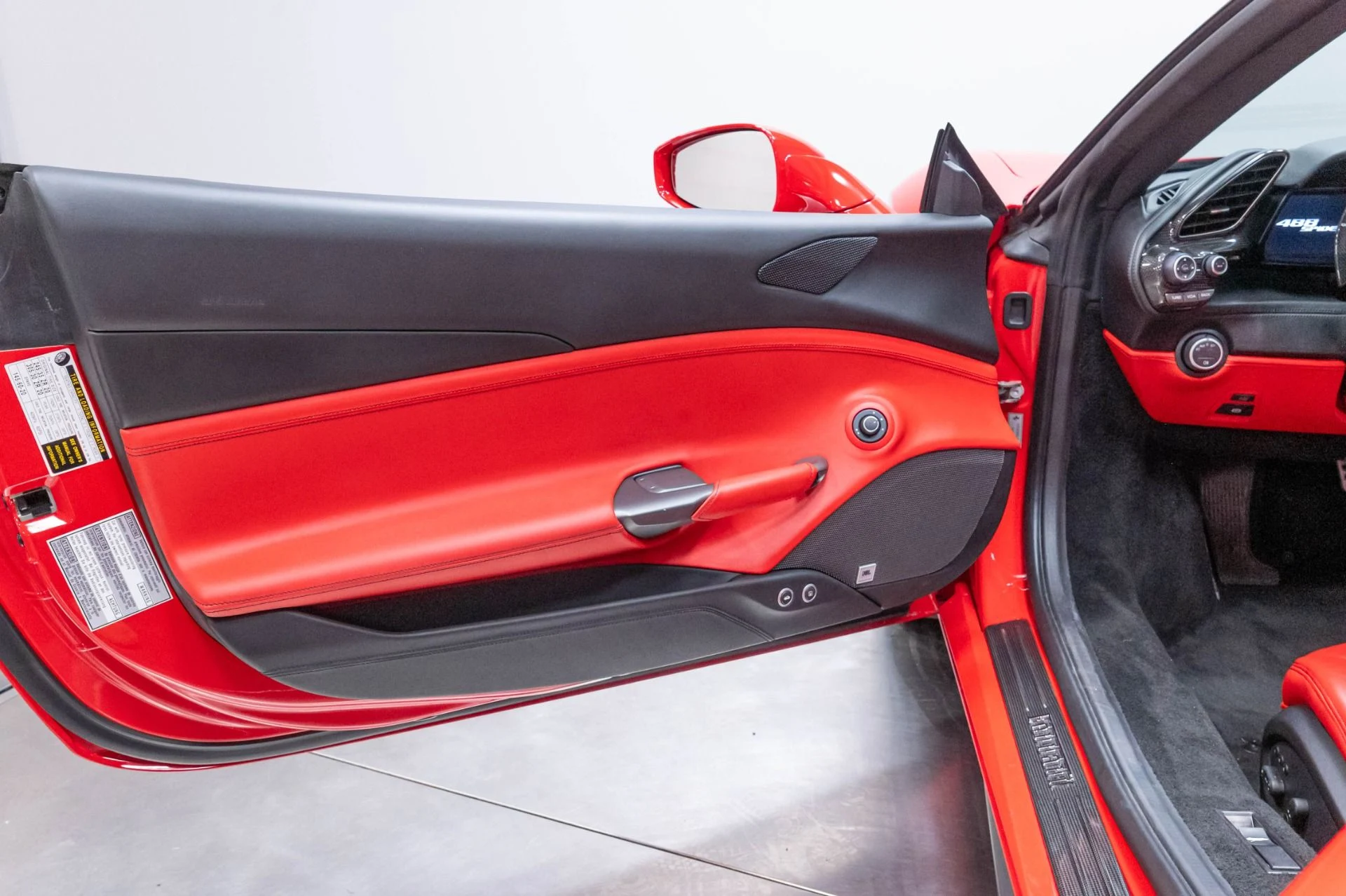 mph006_3605965188_Used_2018_Ferrari_488_Spider_1786656414_35587bb0d0