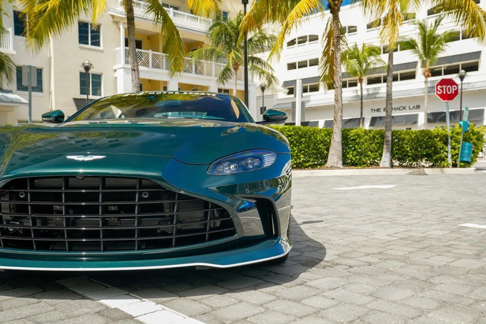 mph006_3633054528_used_2023_aston_martin_vantage_v12coupe_14354_22896697_7_1024_a171ea54b9