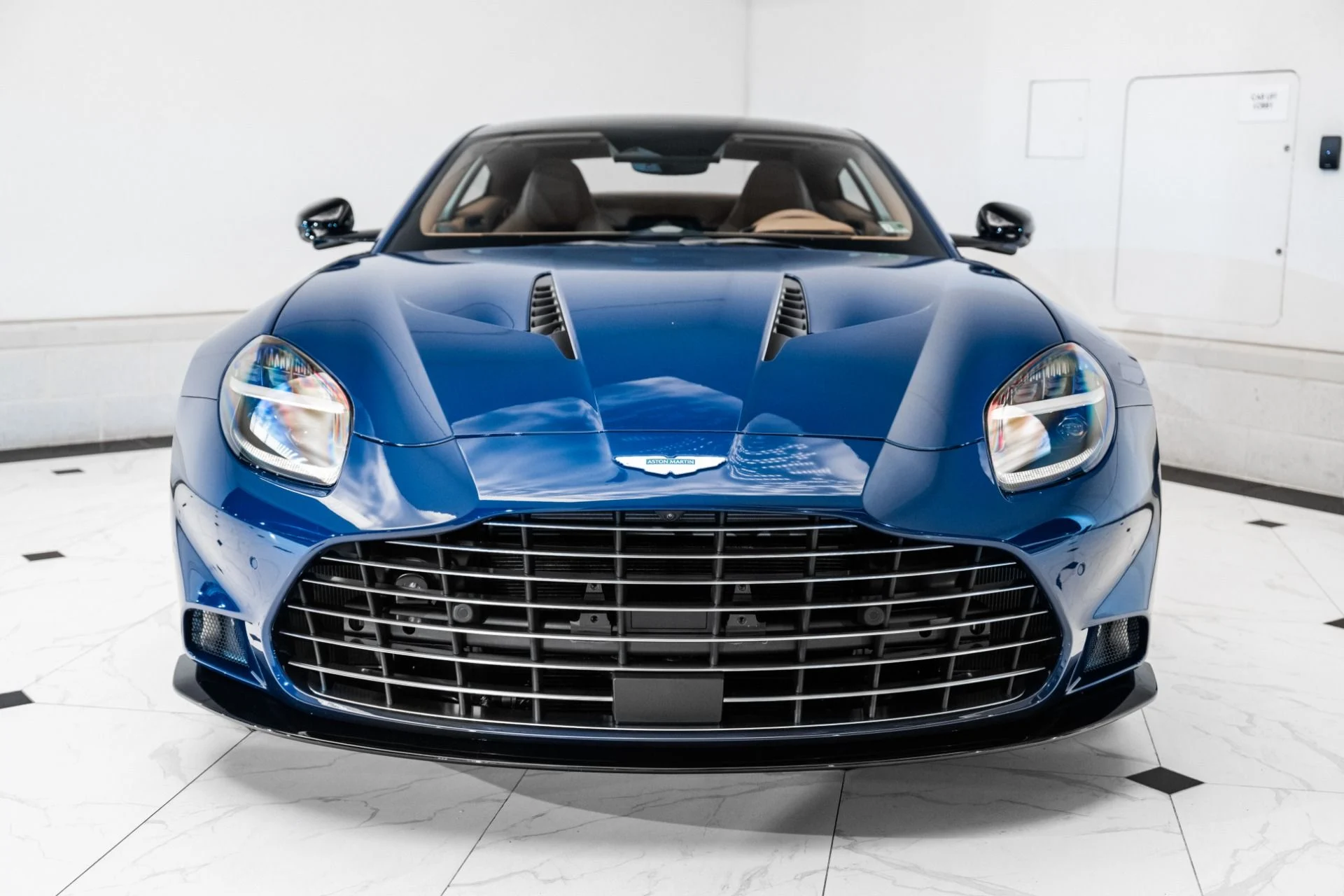mph006_3660649146_Used_2025_Aston_Martin_Vanquish_1751745767_31fe8e5bd5