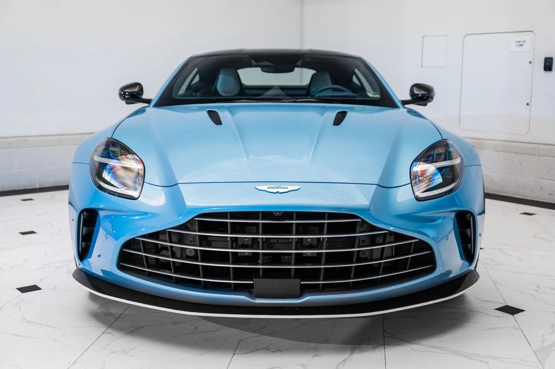 mph006_3674915339_Used_2025_Aston_Martin_Vantage_Coupe_1741617065_bc6c436369