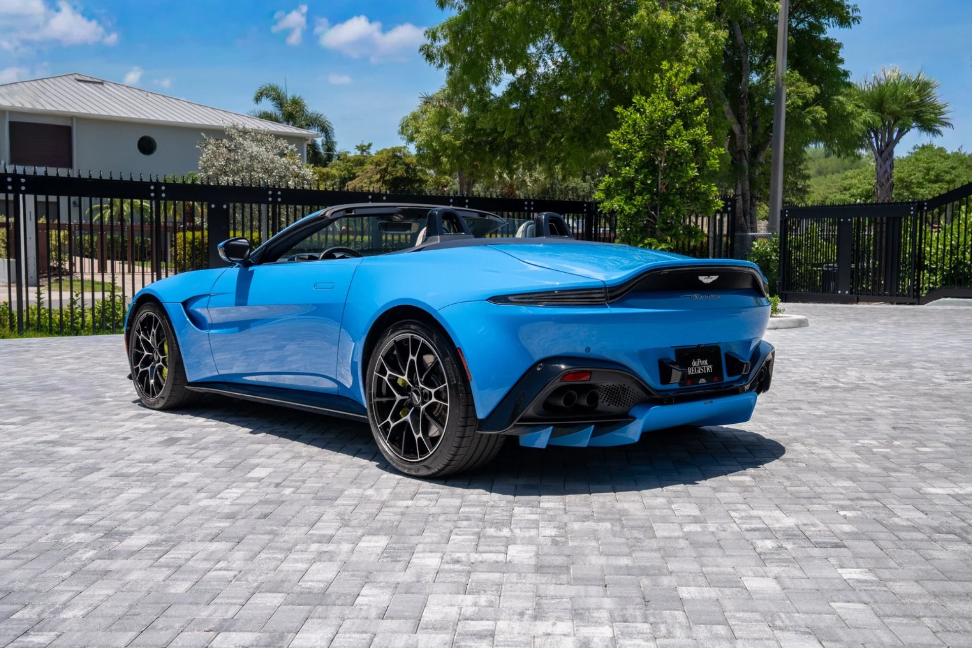 mph006_3676001444_Used_2021_Aston_Martin_Vantage_1781043629_fcbebcd9d1