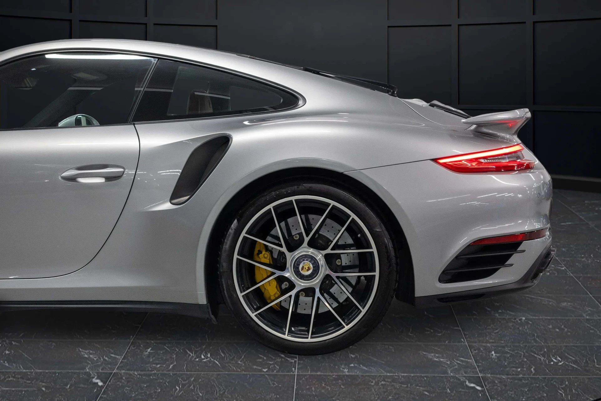 mph006_3711123248_3e1071c2_2a19_4e5a_86ce_ced28bcd894a_201720_Porsche2091120_Turbo20_S2028_WP_0_AD_2_A93_HS_16640329_7_42d7aa9c80