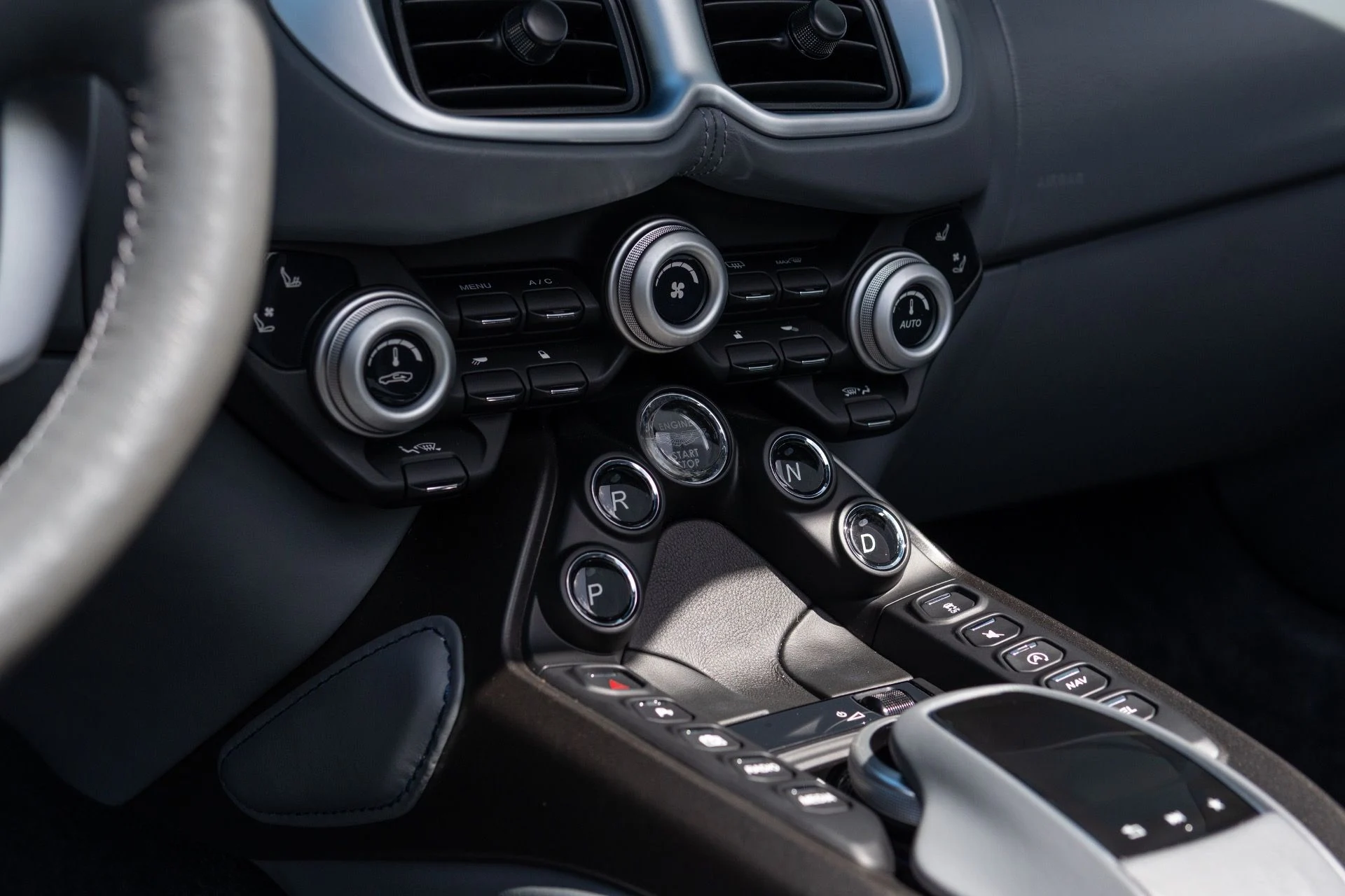 mph006_3749835634_Used_2021_Aston_Martin_Vantage_1774065878_8227c5f9b8