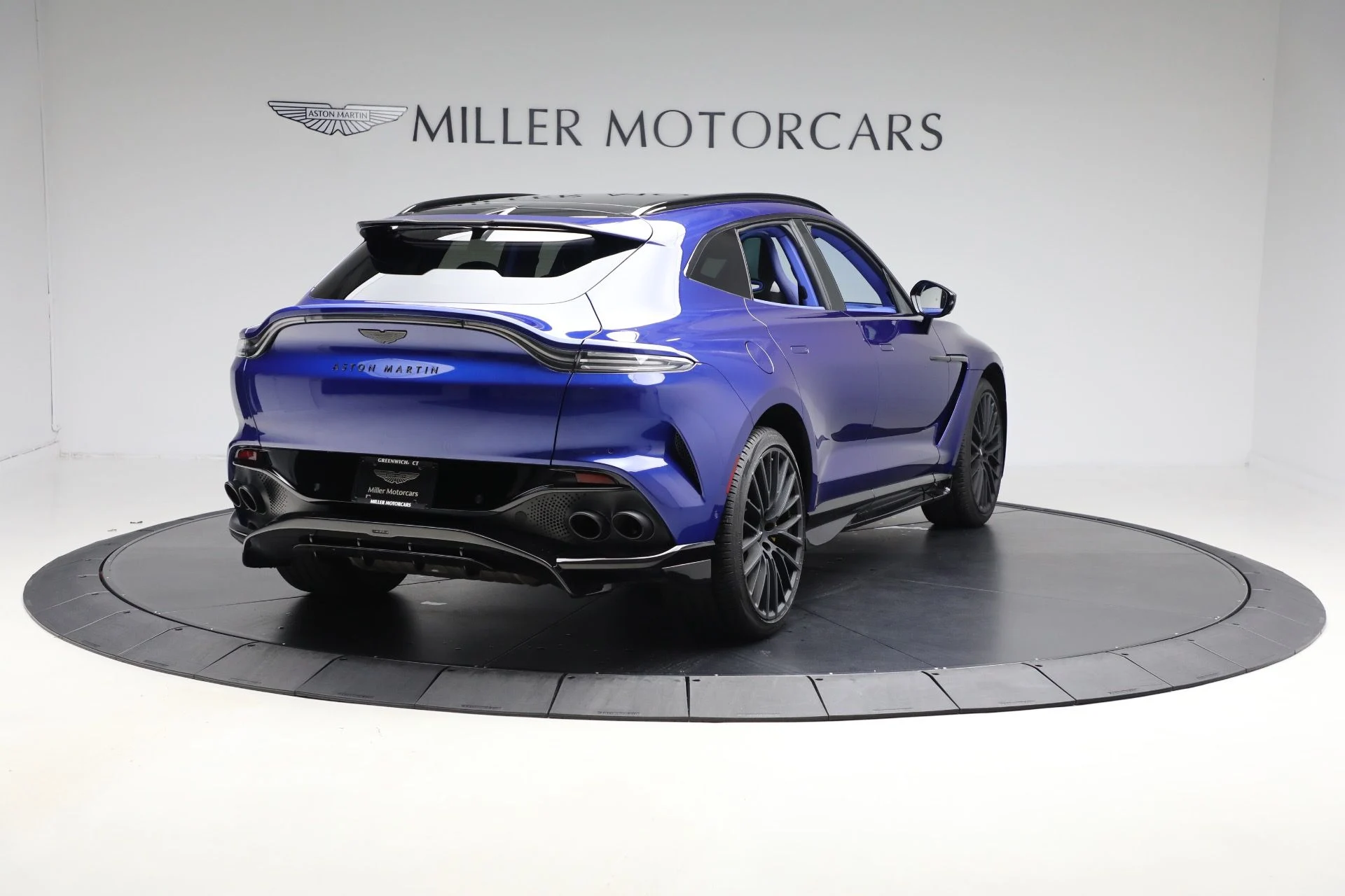 mph006_3751375373_Used_2024_Aston_Martin_DBX_707_1761409470_9d97565e29