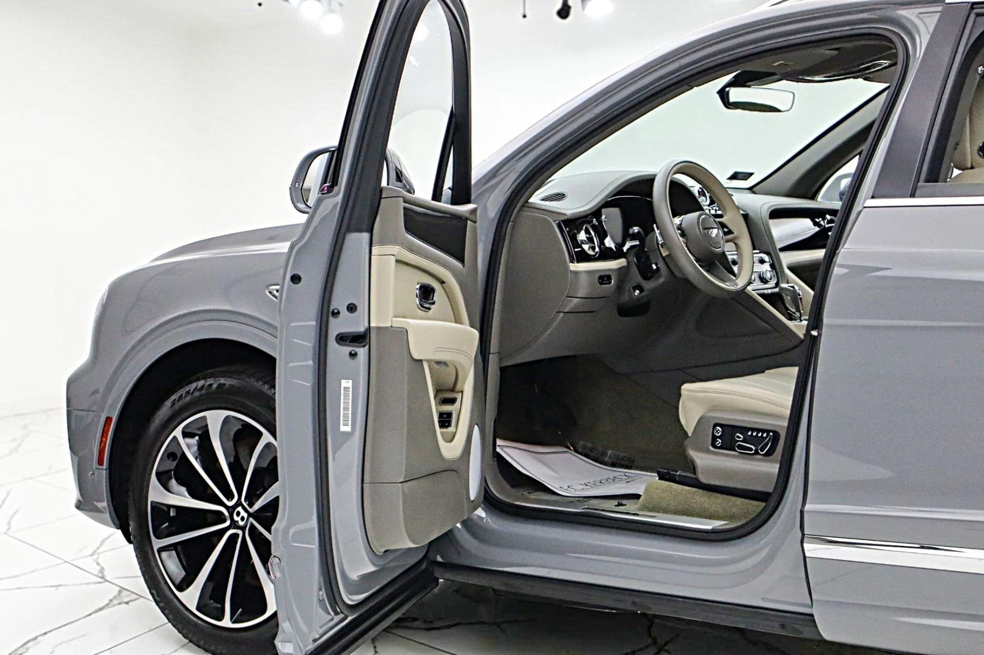 mph006_376542746_Used_2024_Bentley_Bentayga_EWB_V8_LEASE_OPTIONS_AVAILABLE_263e529bc2