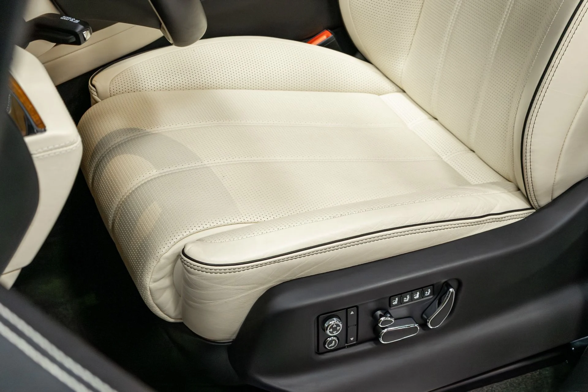 mph006_3792358806_Used_2021_Bentley_Bentayga_V8_First_Edition_1776782316_408b0054b5