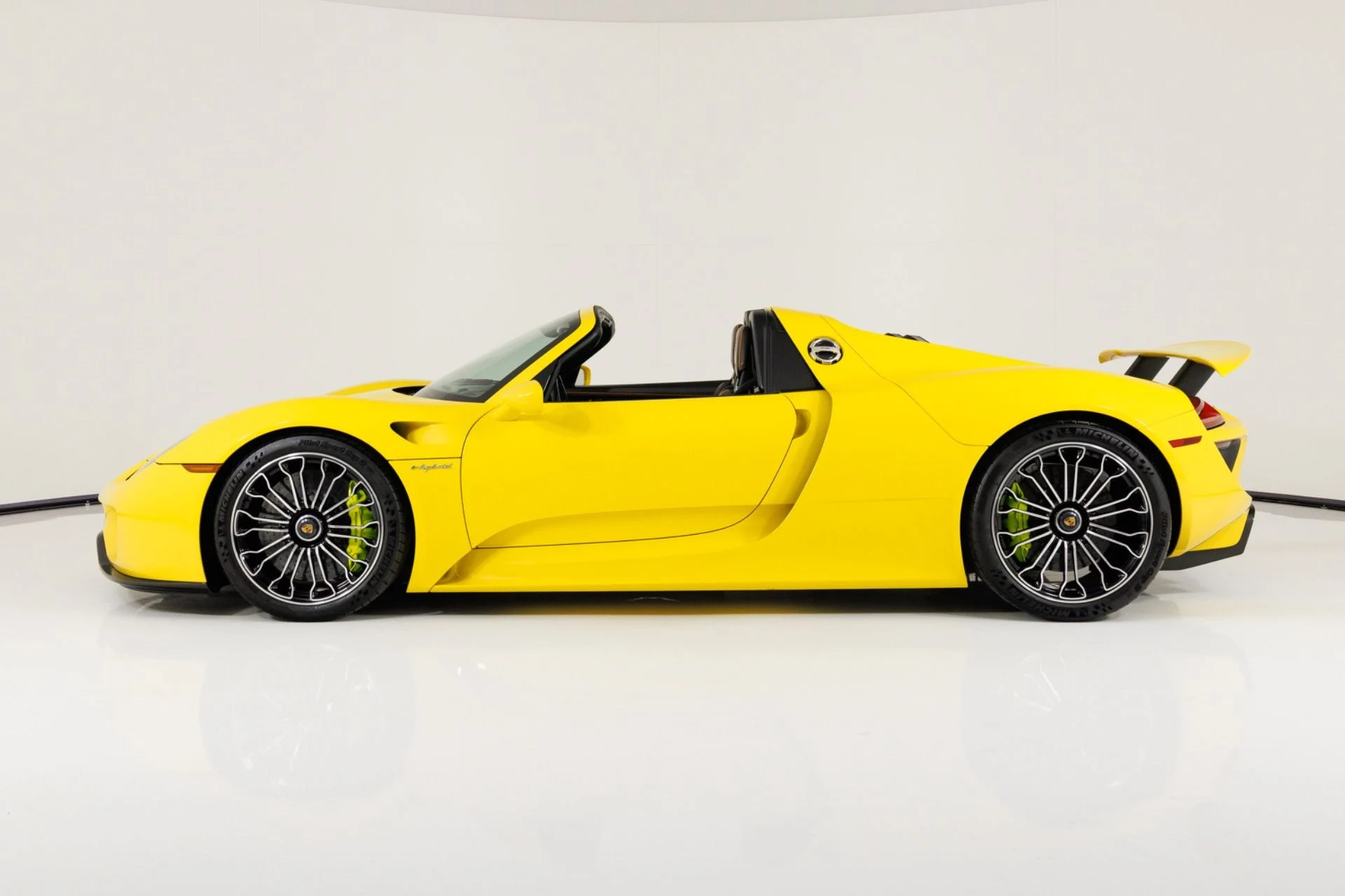 mph006_3796304229_Used_2015_Porsche_918_Spyder_1789427618_6d02bd2261