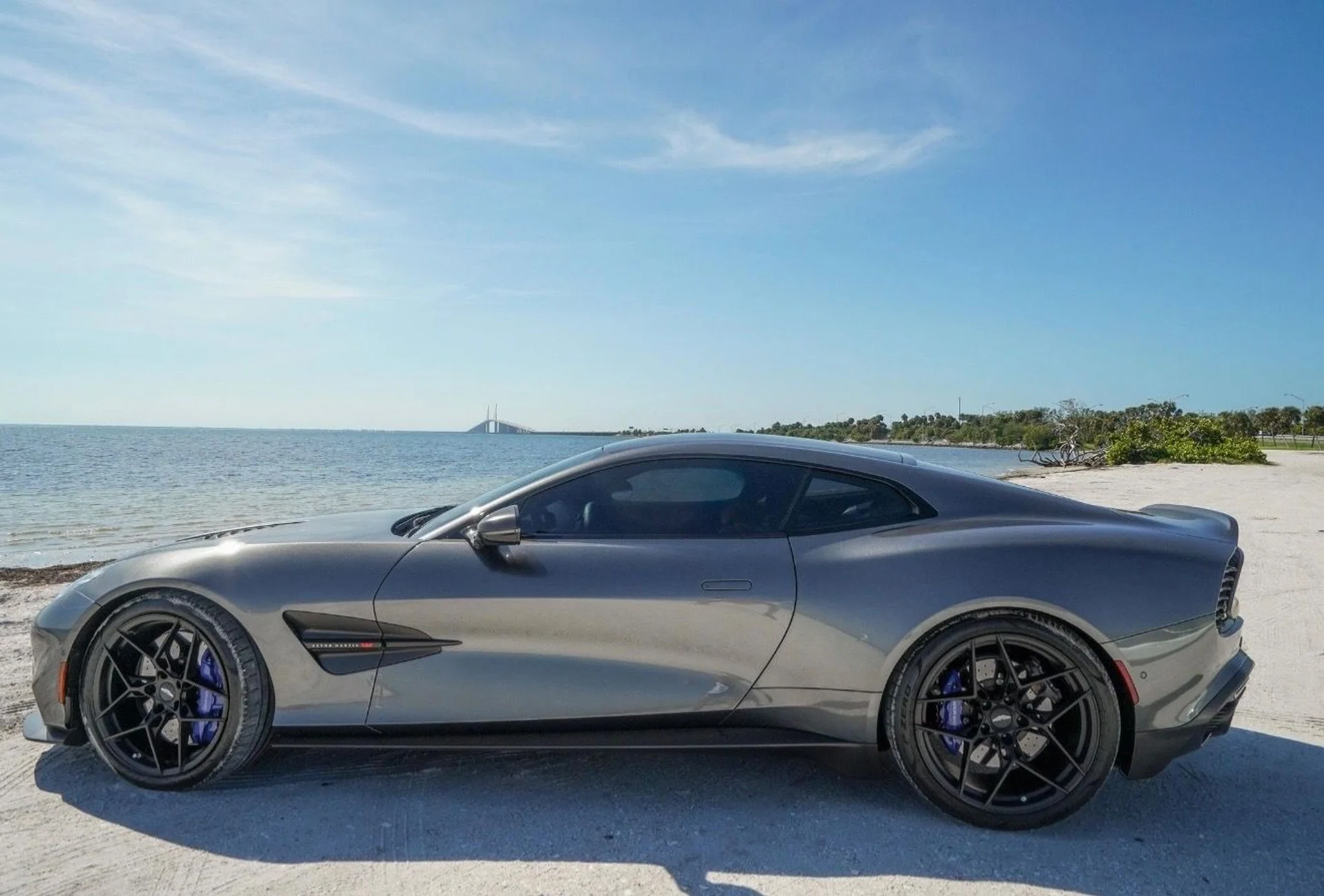 mph006_3866641784_Used_2025_Aston_Martin_Vanquish_1792440118_c6b91b4f6f