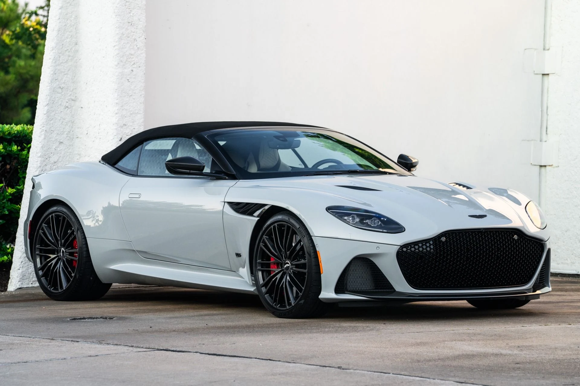 mph006_3891021748_Used_2023_Aston_Martin_DBS_Volante_1756217476_b210a3ac7d