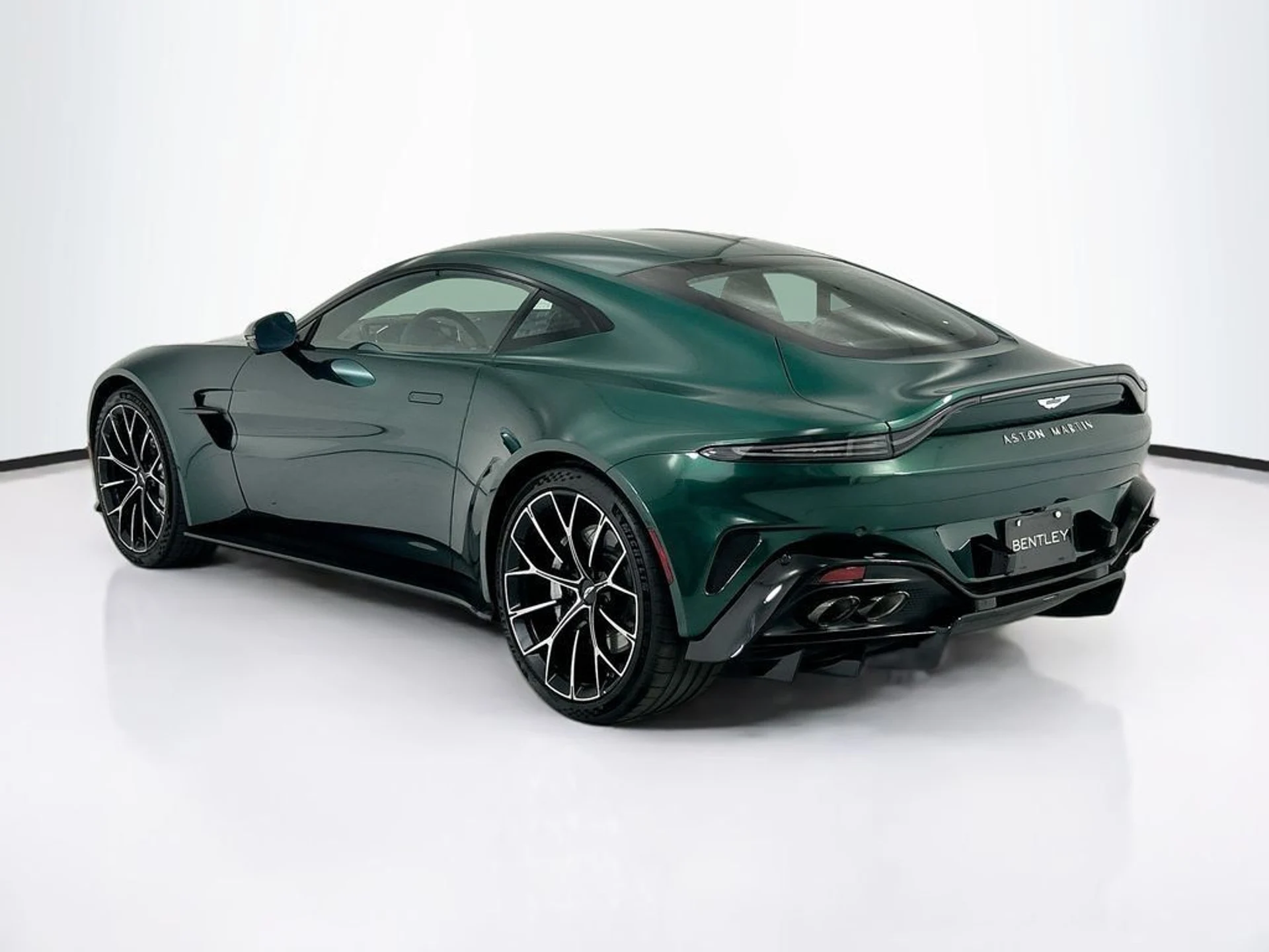 mph006_3931521122_used_2026_aston_martin_vantage_coupe_8119_23019330_7_1024_b92eab3ffc