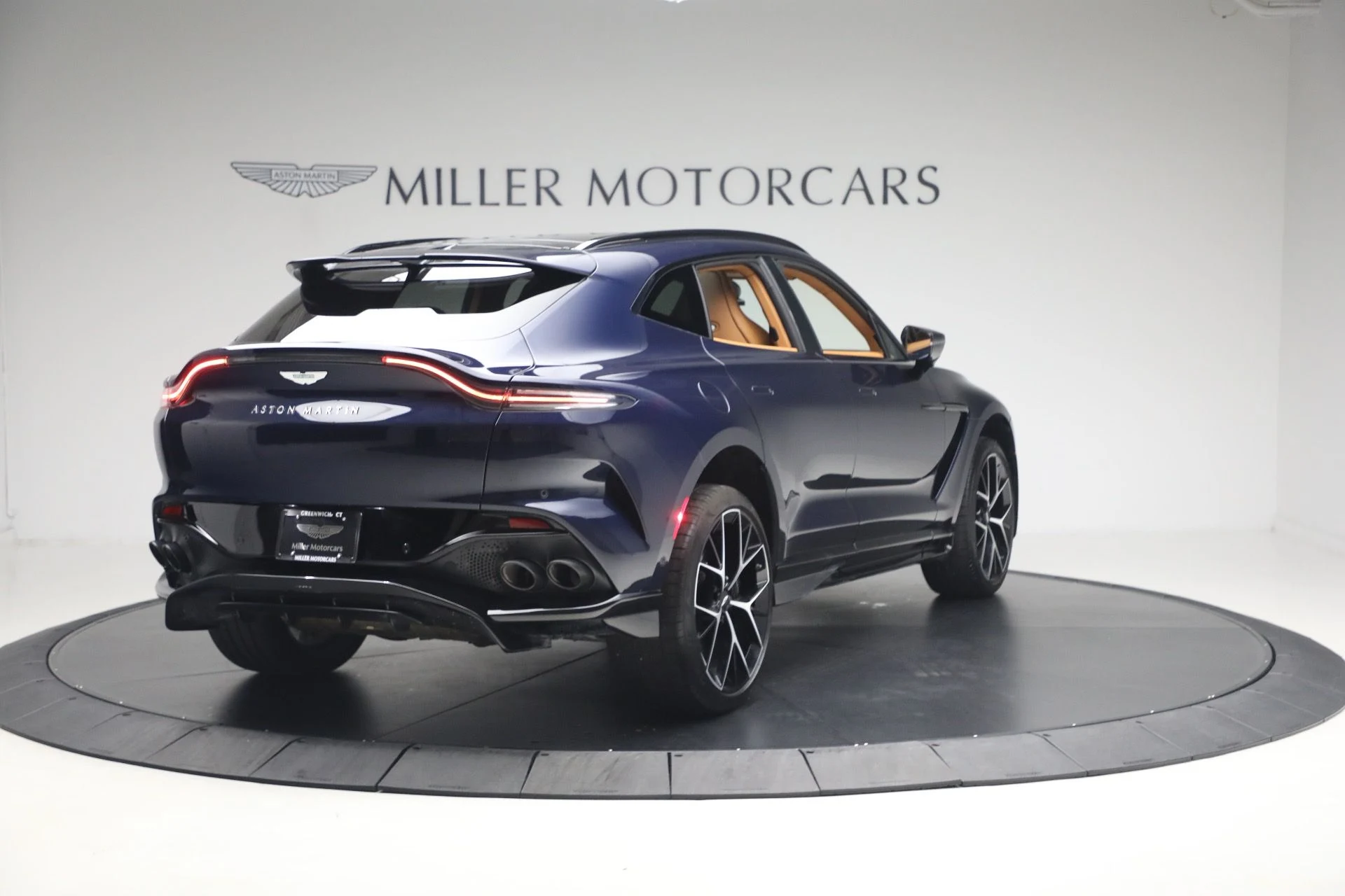 mph006_3973298861_Used_2026_Aston_Martin_DBX_707_1780937341_4aeb338ddd