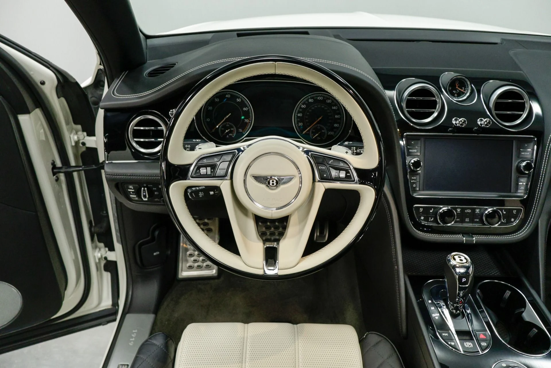 mph006_4054434133_Used_2020_Bentley_Bentayga_V8_1760480773_8bca215750