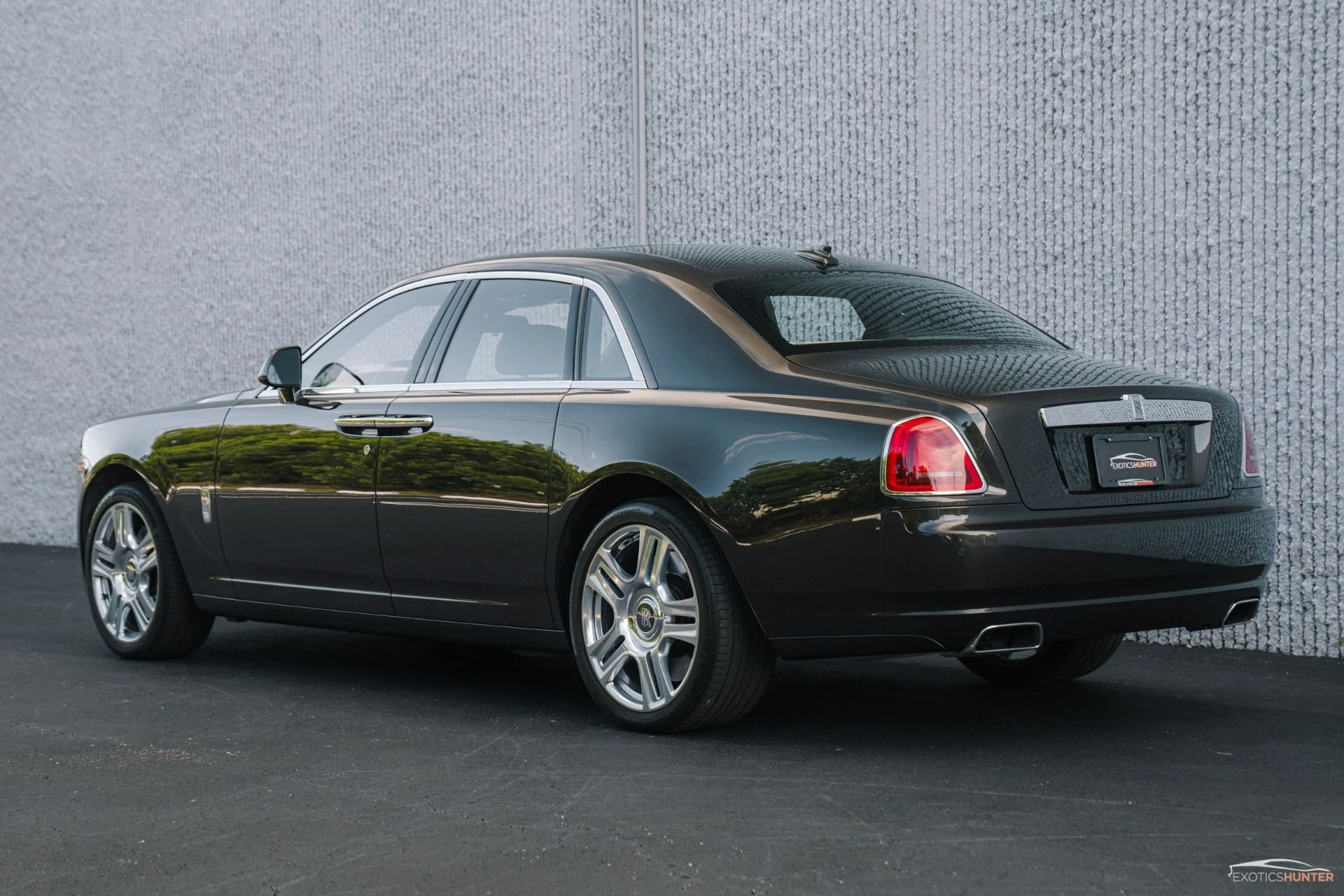 mph006_4152176866_Used_2015_Rolls_Royce_Ghost_w_Rear_Theatre_Picnic_Tables_1754343563_1ce00ddbb0