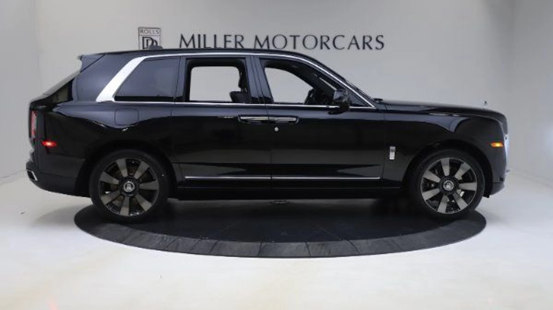 mph006_4208215960_Used_2020_Rolls_Royce_Cullinan_1f26117589
