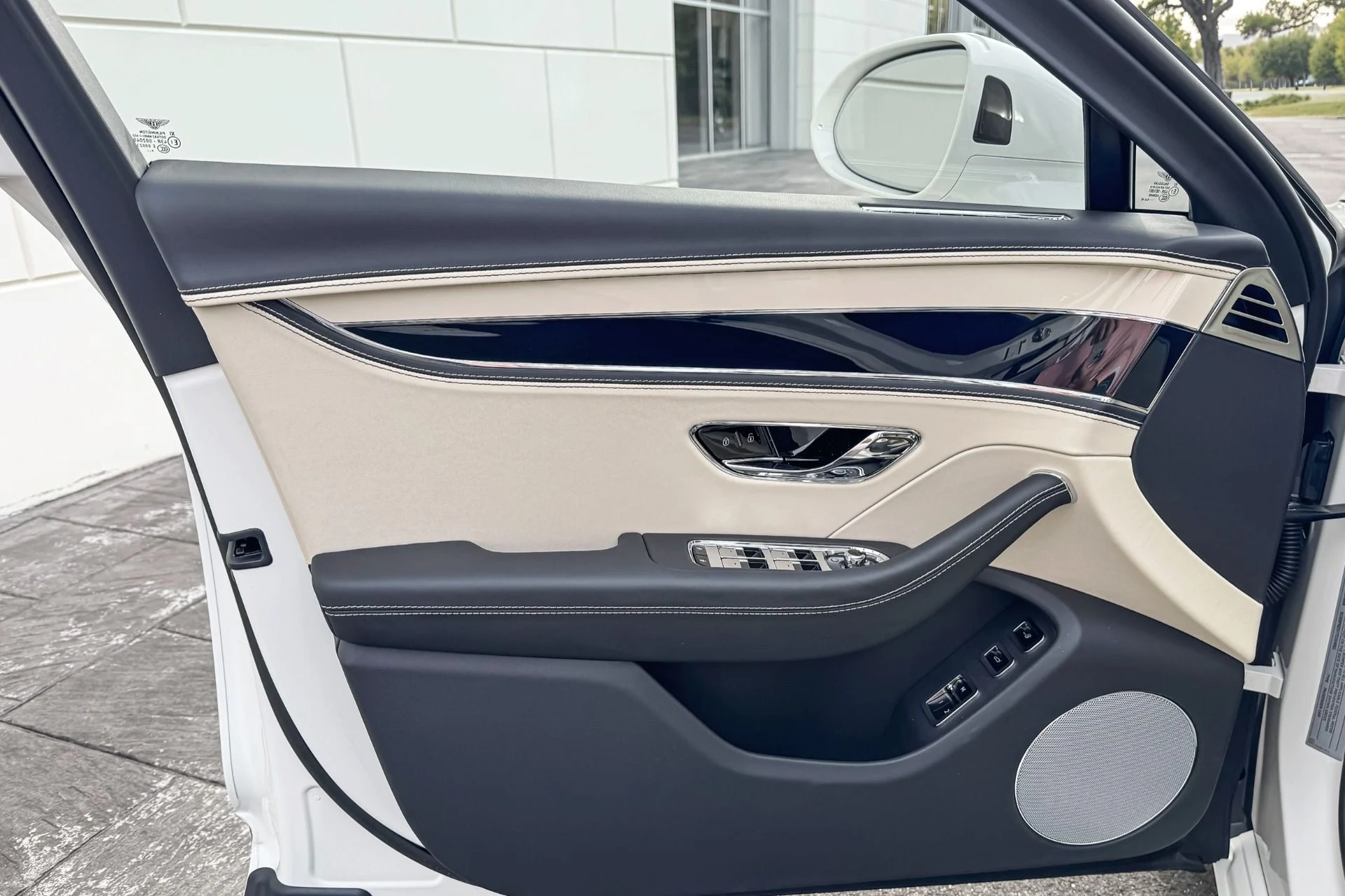 mph006_4208345289_New_2026_Bentley_Flying_Spur_1758111119_fbc50f3ebb