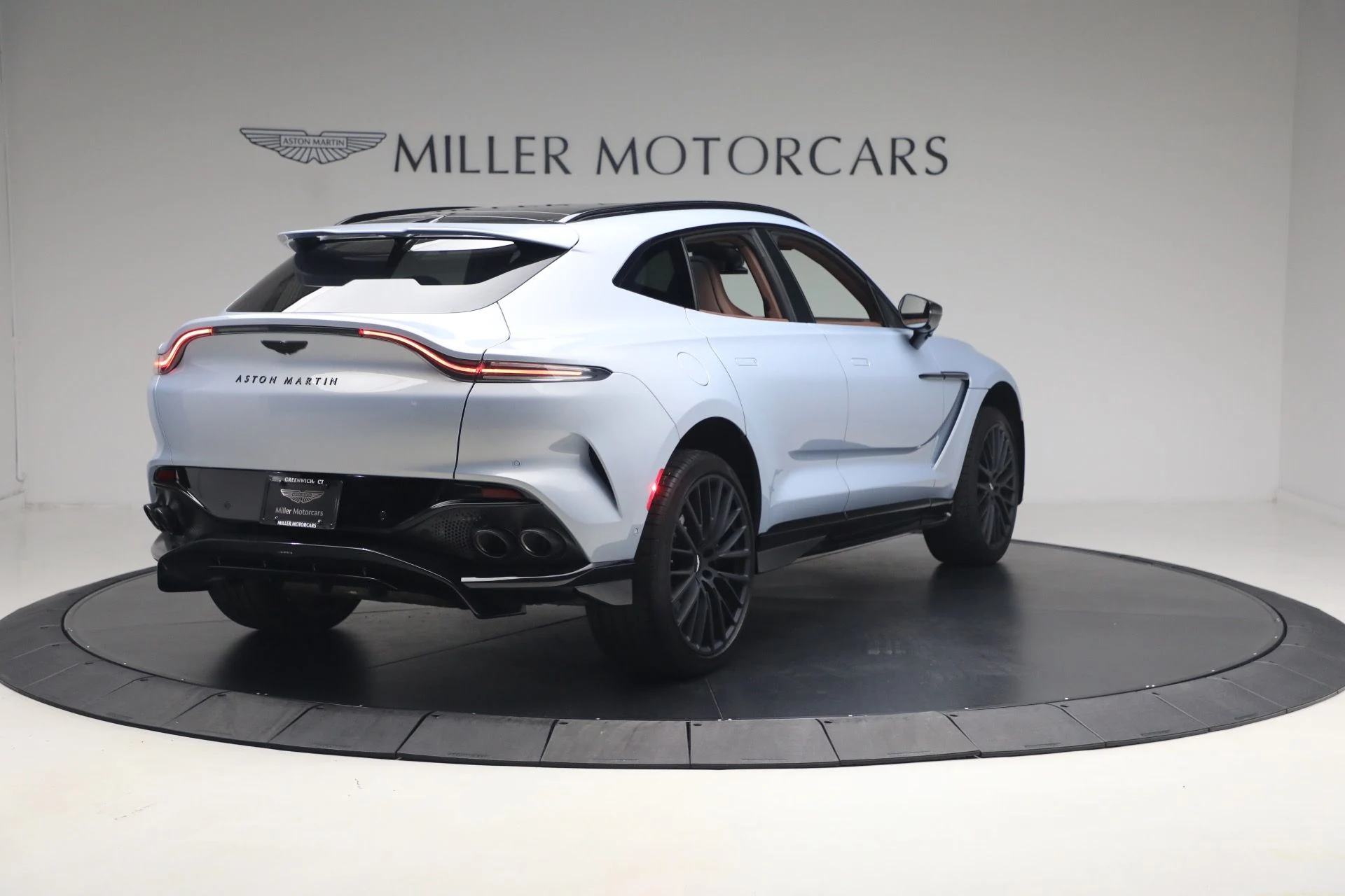 mph006_4228439737_Used_2026_Aston_Martin_DBX_707_1780931410_ab09fc1fc7