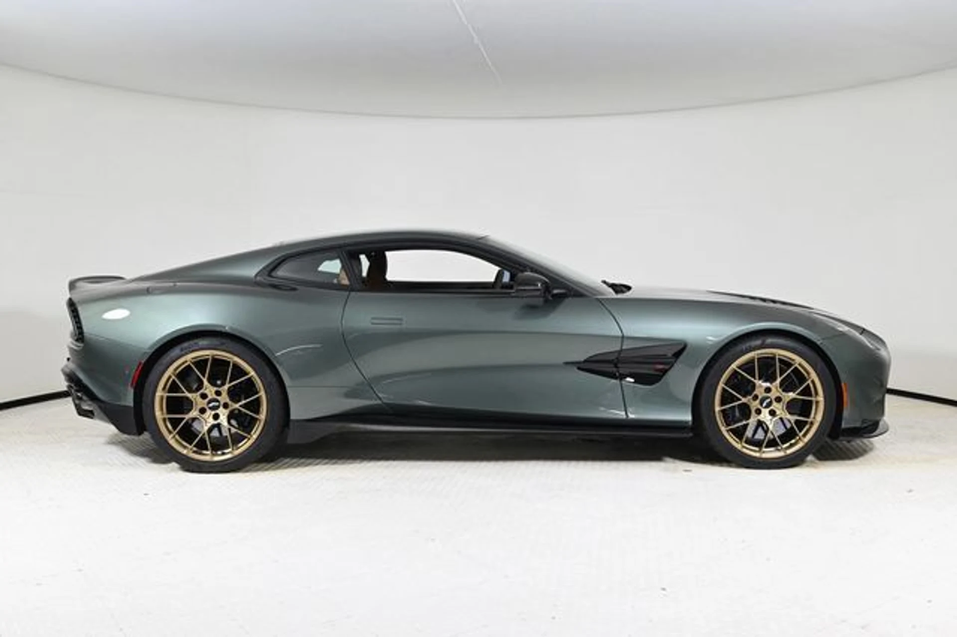mph006_4233778792_new_2025_aston_martin_vanquish_coupe_11350_22897480_6_640_82d32341c9