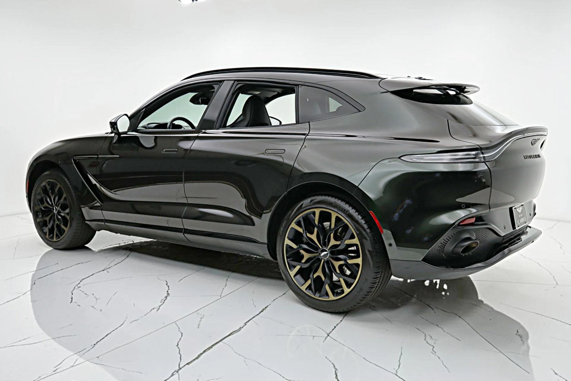 mph006_4234409980_Used_2021_Aston_Martin_DBX_7aca05daa6