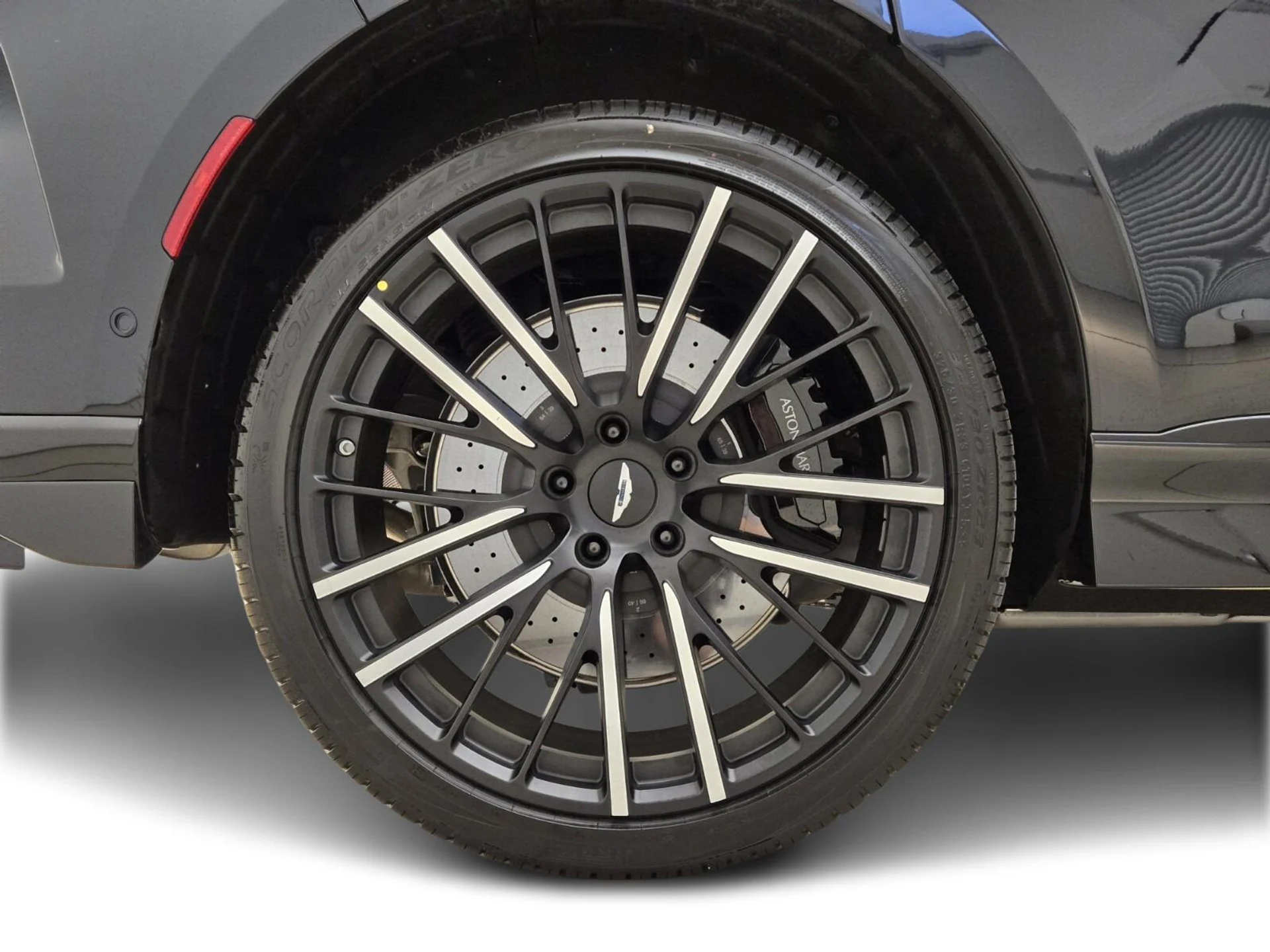 mph006_4234724983_New_2025_Aston_Martin_DBX_707_1753162612_dd939bcfdc