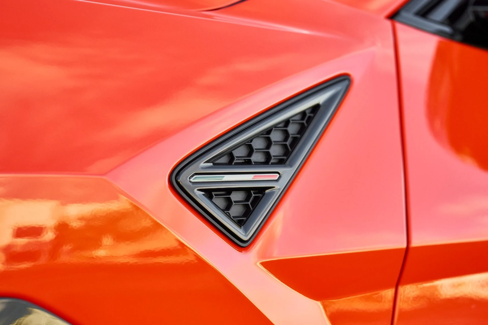 mph006_453944834_Used_2025_Lamborghini_Urus_SE_1763604962_535d04a696