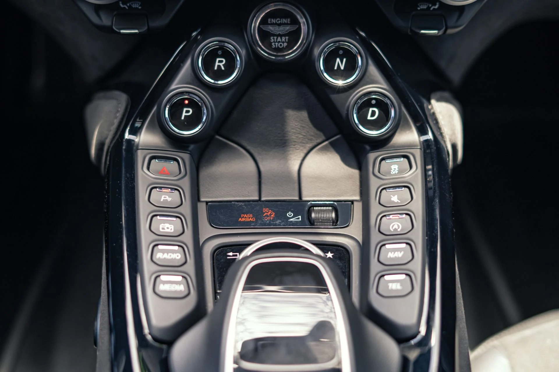 mph006_474997670_Used_2019_Aston_Martin_Vantage_1783985517_9a4983e700