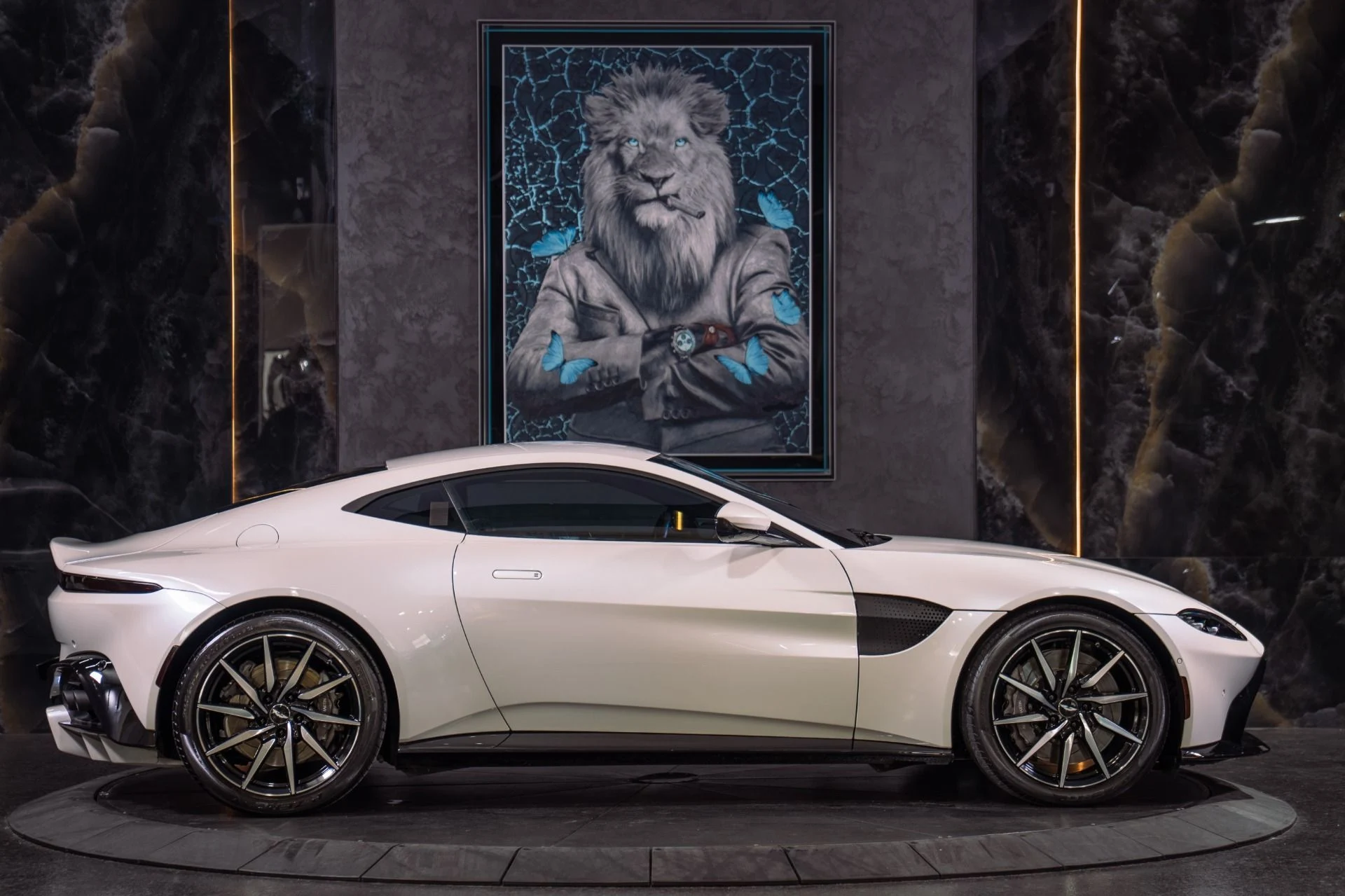mph006_479114548_Used_2019_Aston_Martin_Vantage_1792797785_3a6a4a945c