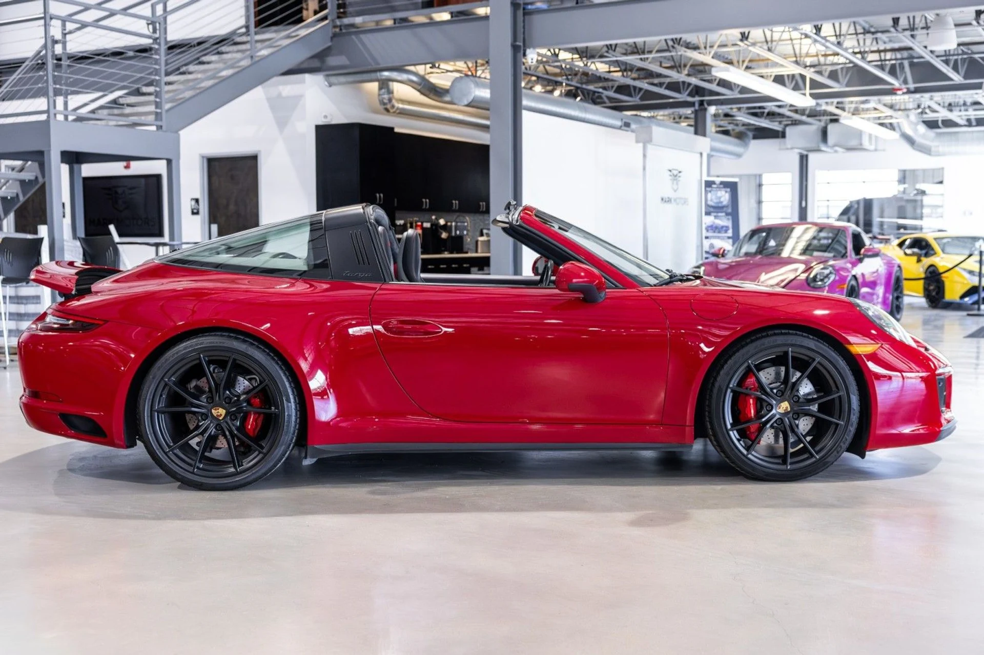 mph006_497823943_ow_6b9b4e5f0f