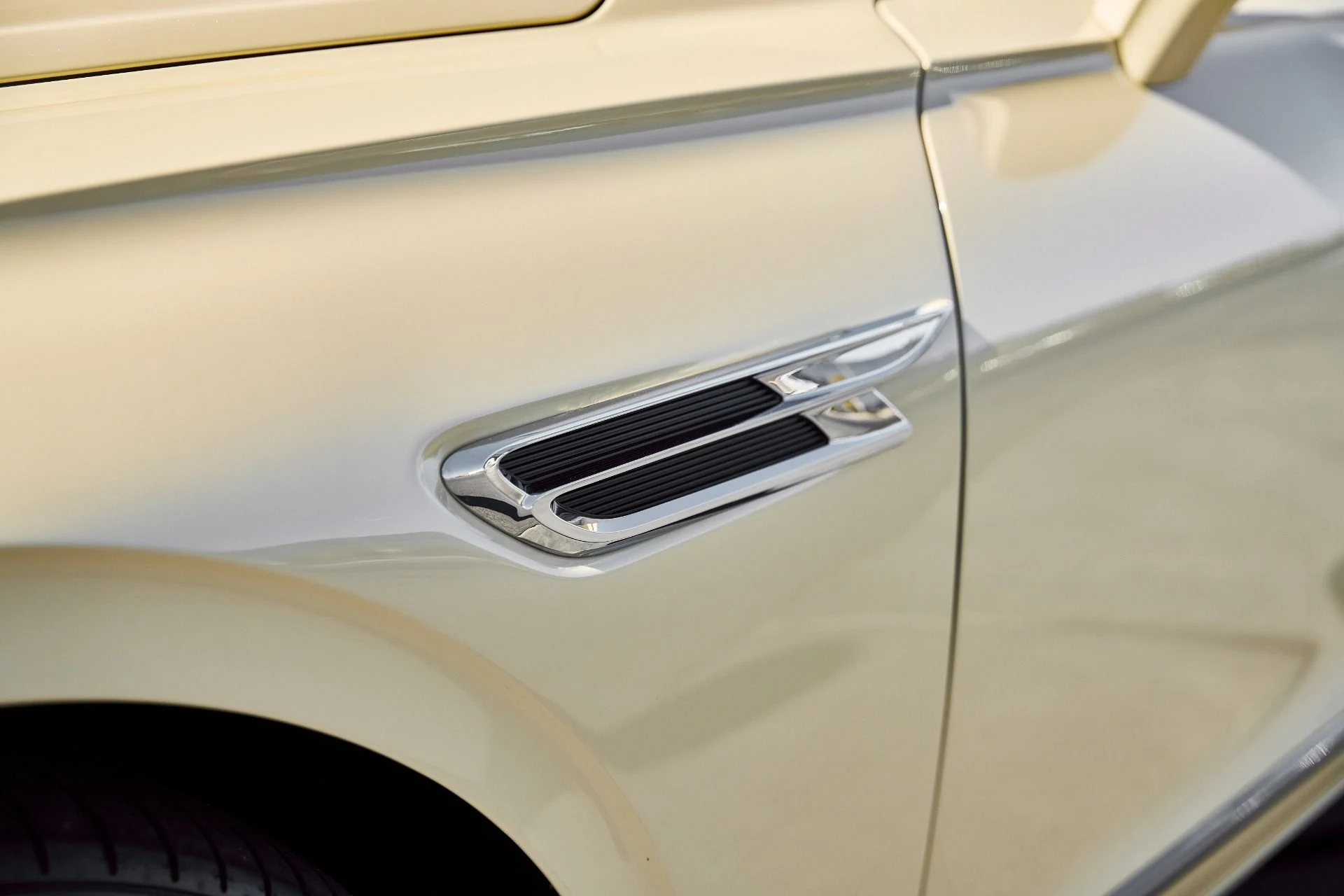 mph006_507543055_Used_2023_Bentley_Flying_Spur_Hybrid_Odyssean_Edition_1770692423_003dfda723