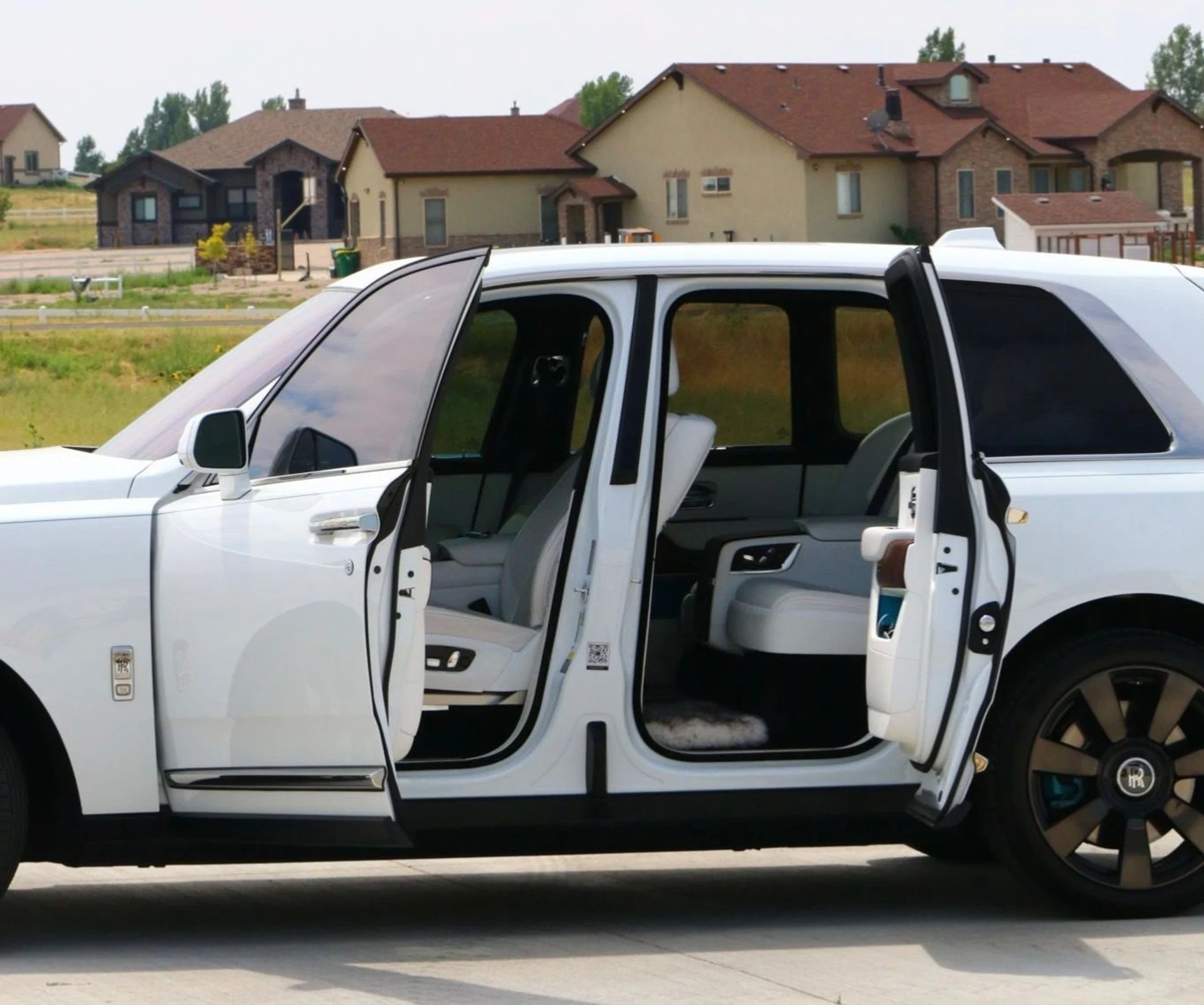 mph006_511655968_Used_2019_Rolls_Royce_Cullinan_1754518833_6c5e075522