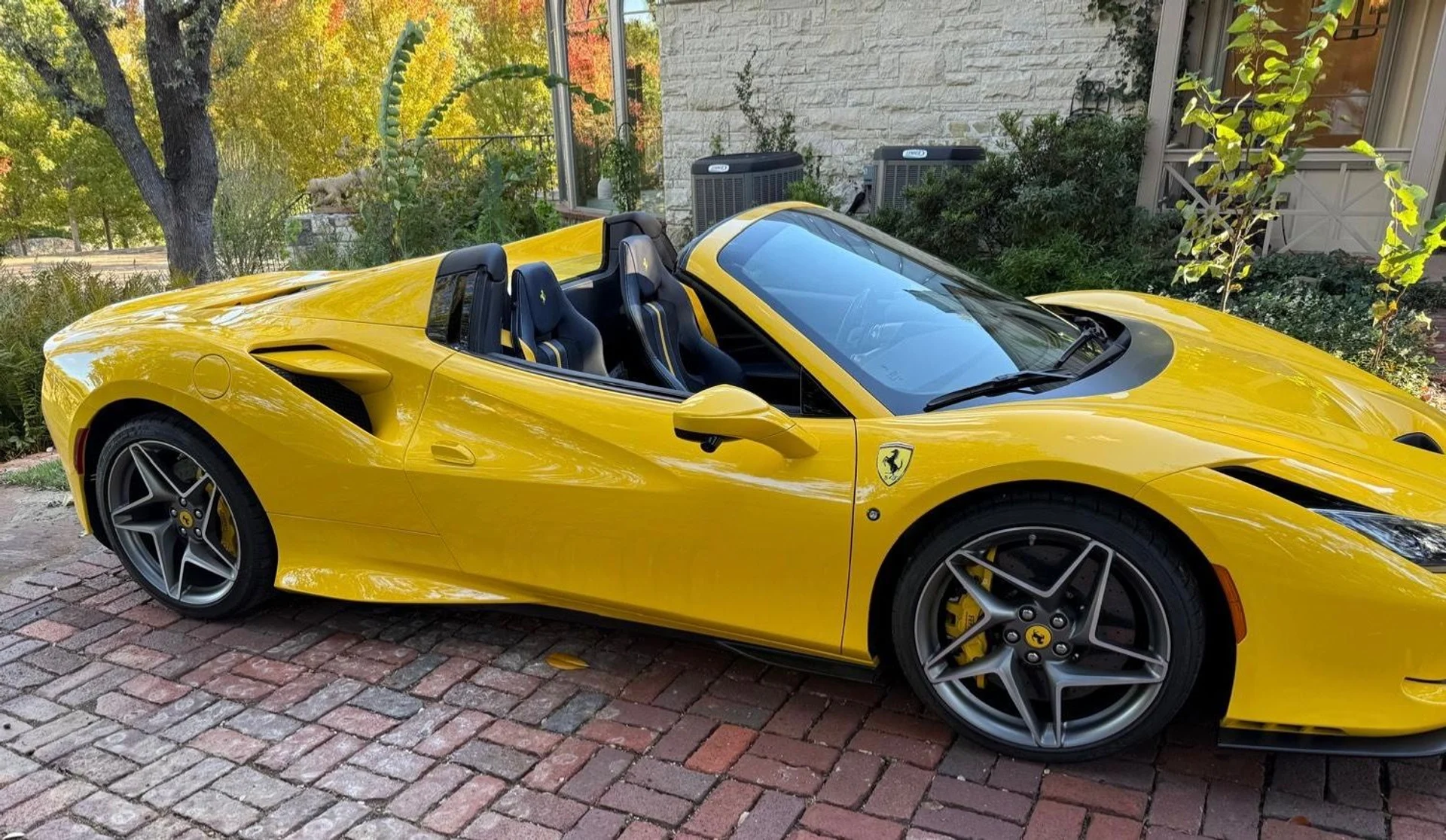 mph006_5154213_Used_2023_Ferrari_F8_Spider_1762192475_7745c5c9b7