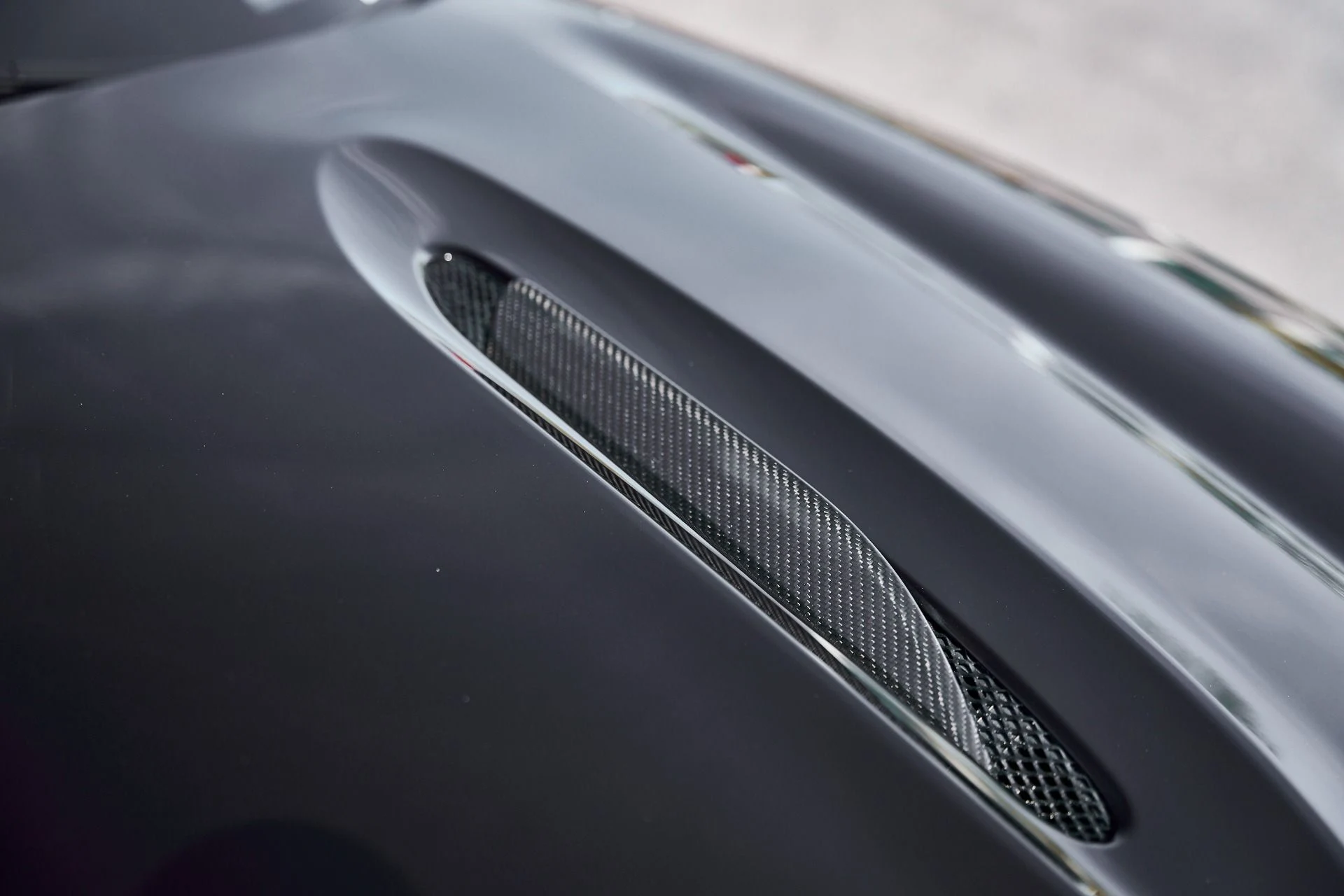 mph006_53425683_Used_2025_Aston_Martin_DBX_707_1771642260_7c679a28d6