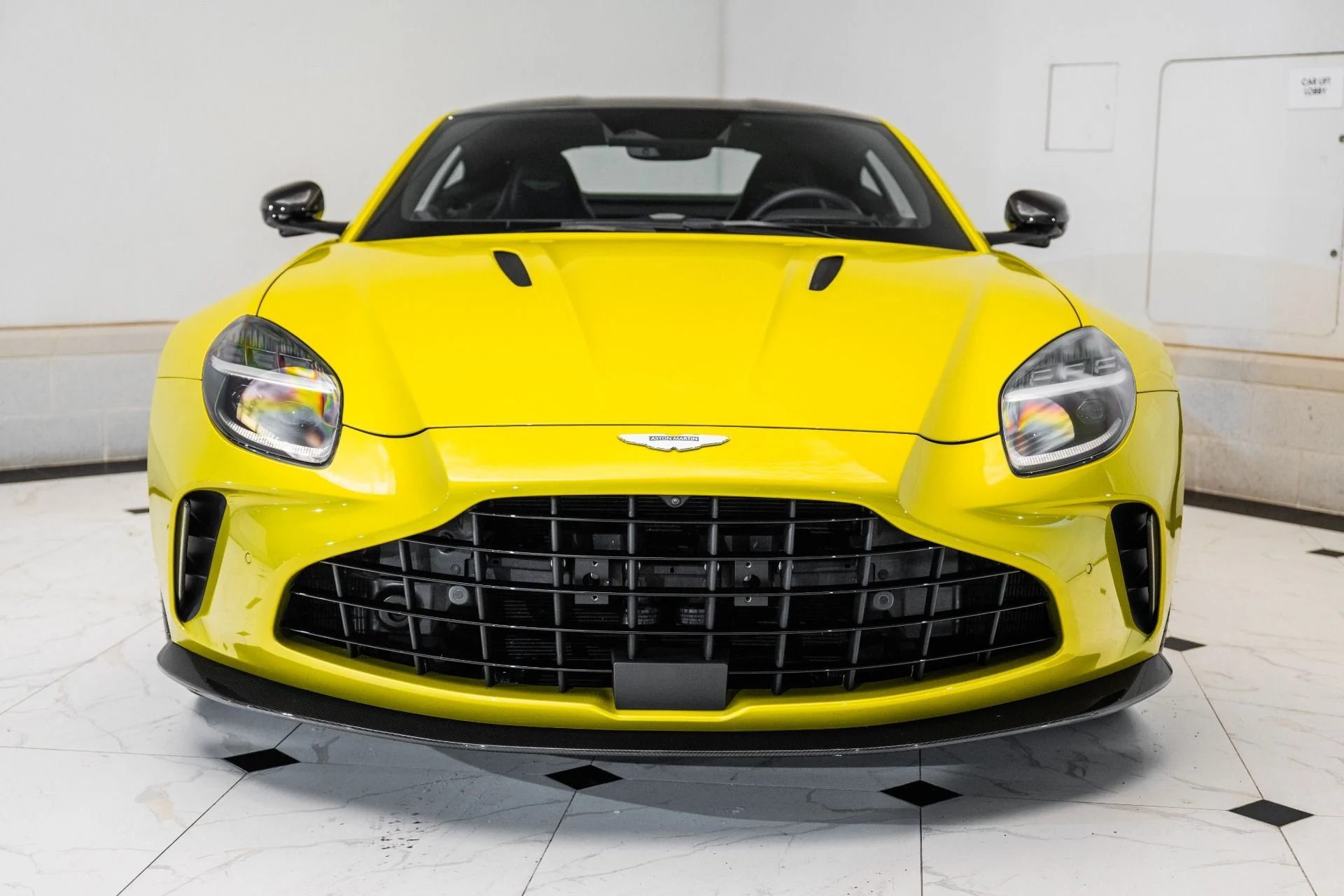 mph006_576428238_Used_2025_Aston_Martin_Vantage_1751990746_4bf08c11f2