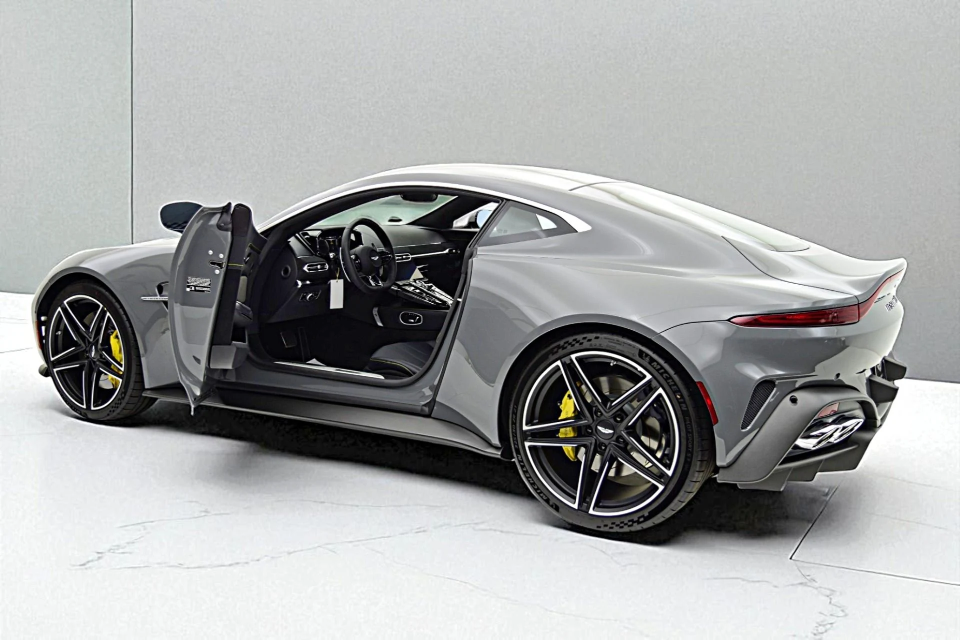 mph006_576638068_New_2026_Aston_Martin_Vantage_Coupe_2282088d32