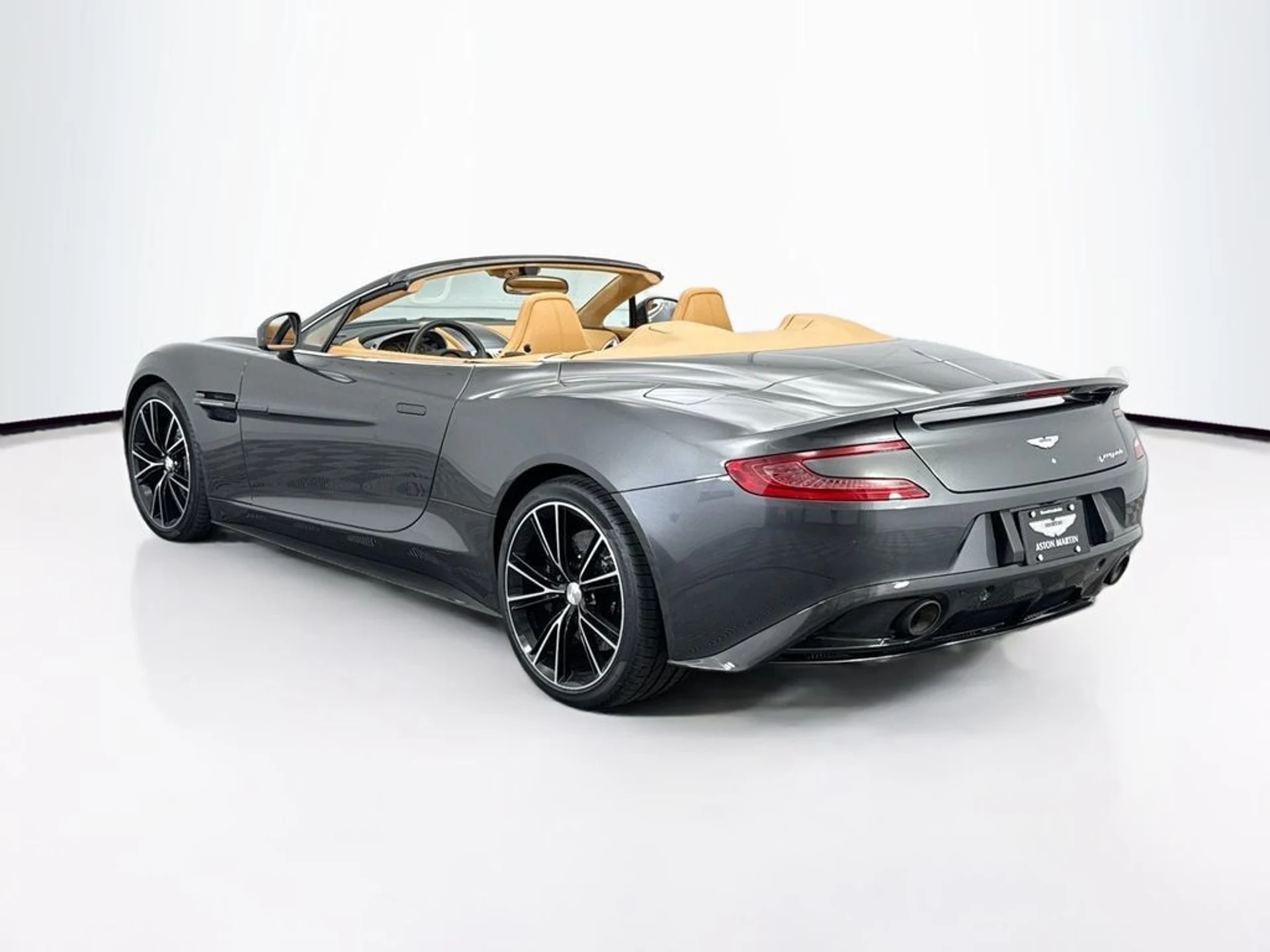 mph006_589295272_used_2014_aston_martin_vanquish_2drvolante_8119_22995957_7_1024_1f13638021