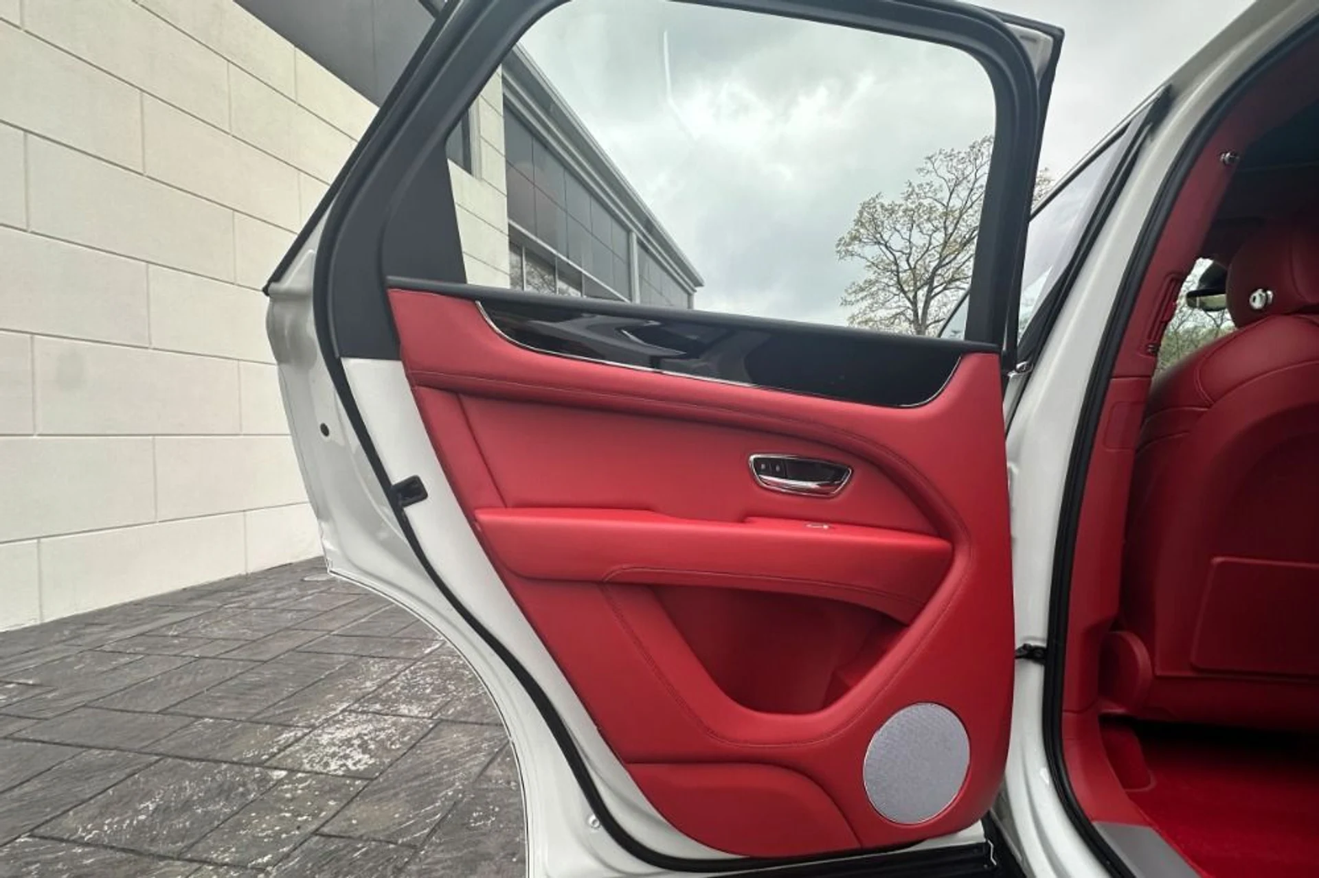 mph006_608510754_New_2026_Bentley_Bentayga_1777900217_dd25bbb127