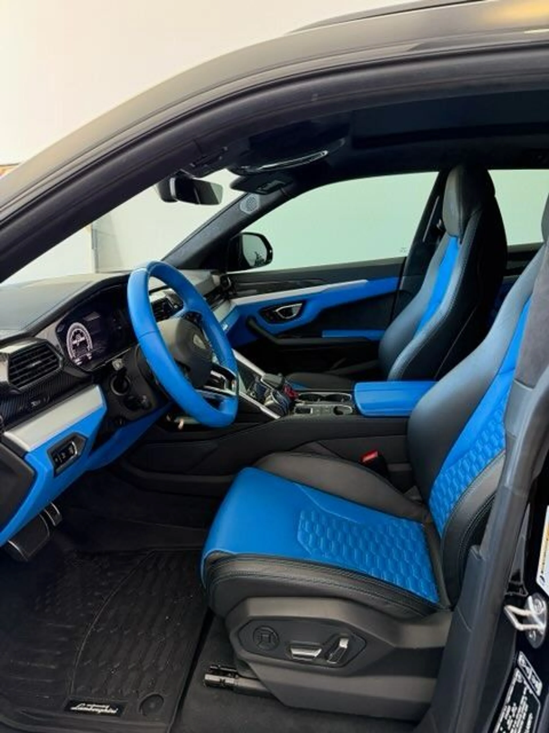 mph006_611585264_Used_2020_Lamborghini_Urus_1762201701_e43bb4dd74