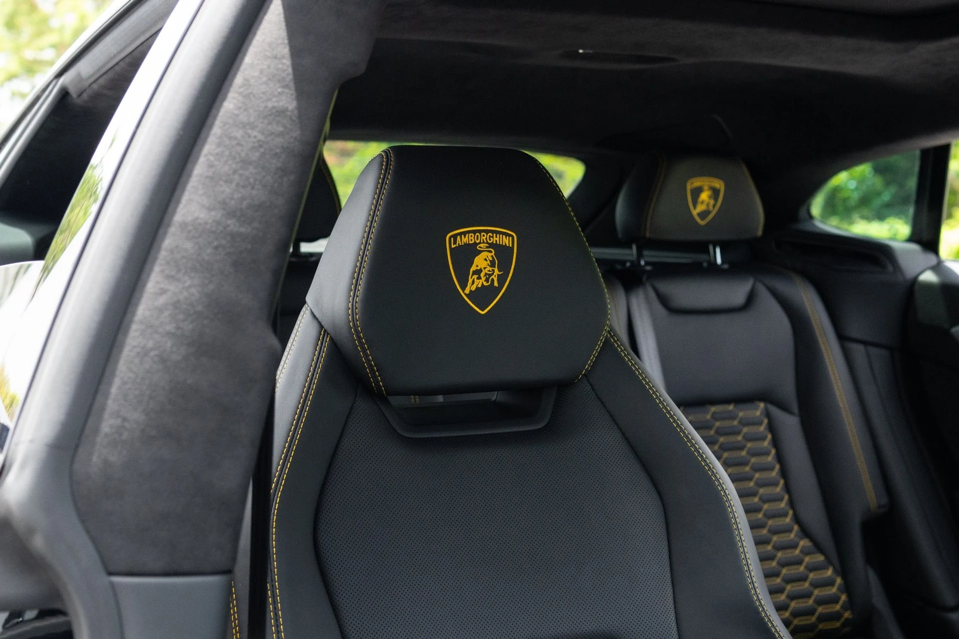 mph006_631335875_Used_2022_Lamborghini_Urus_1776127481_6f7683436c