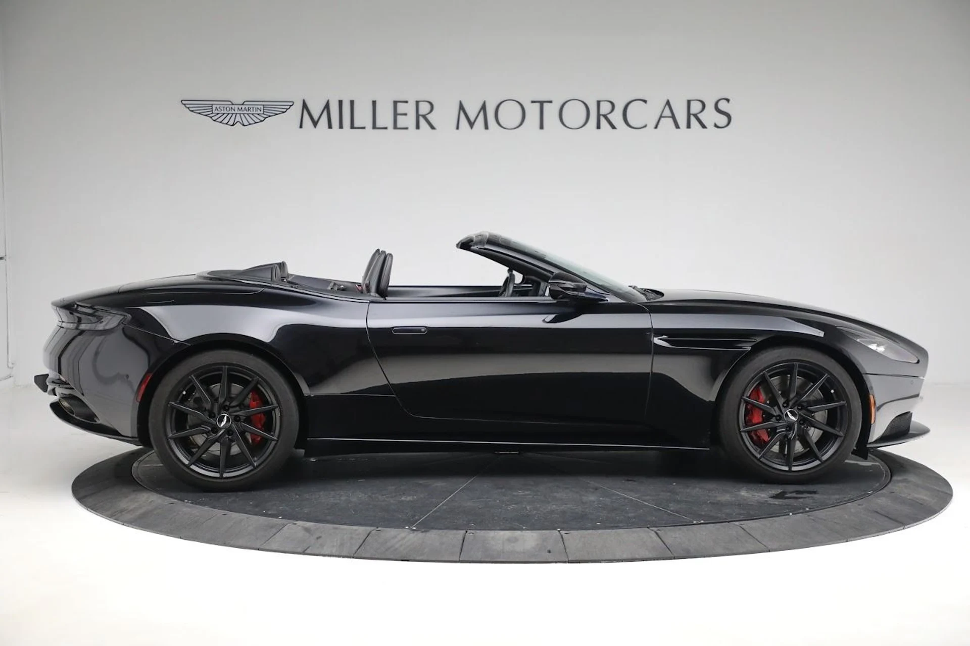 mph006_638653998_Used_2019_Aston_Martin_DB_11_Volante_fdb02def24