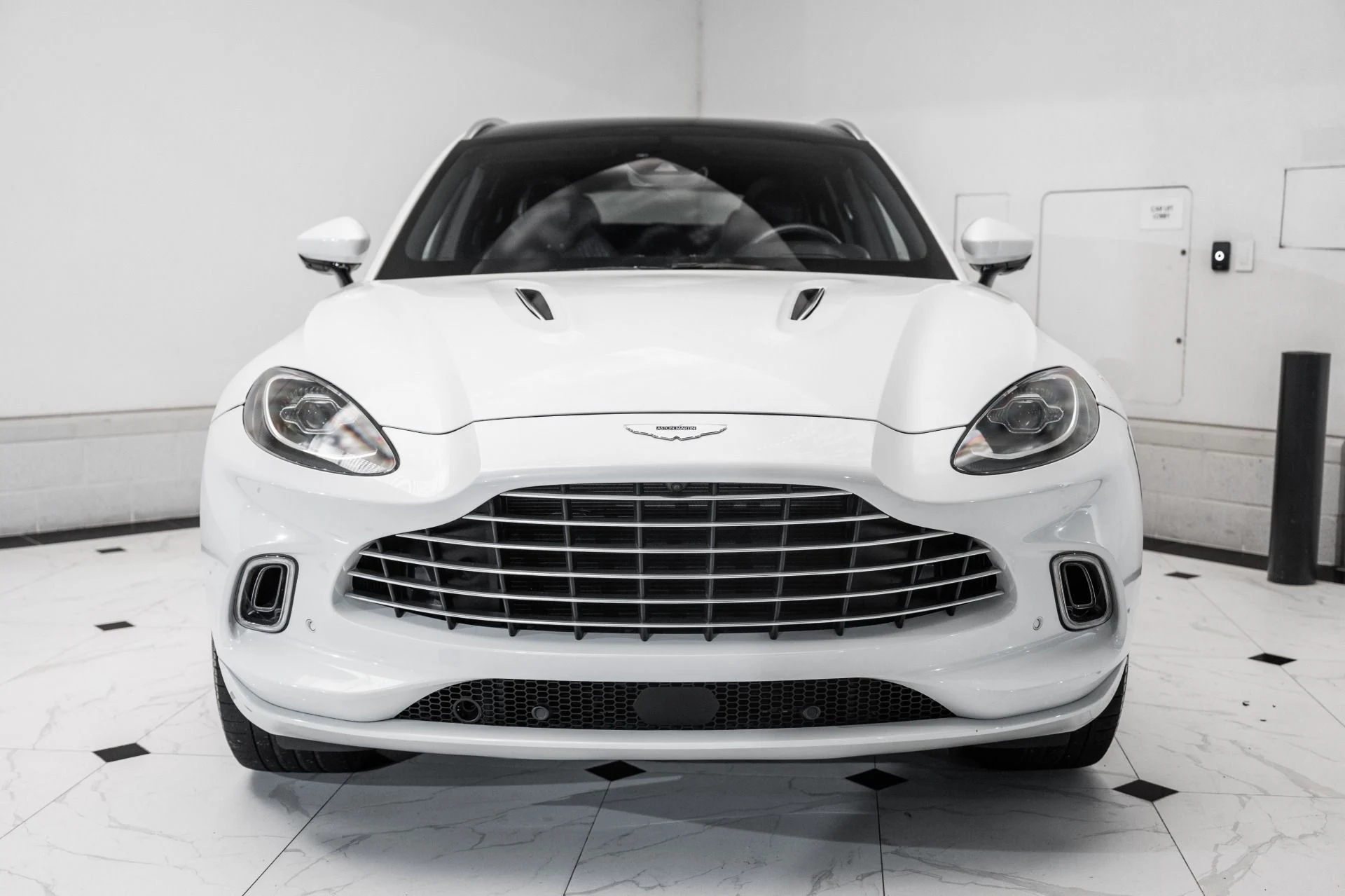 mph006_698956308_Used_2023_Aston_Martin_DBX_1759420247_62dcedf873