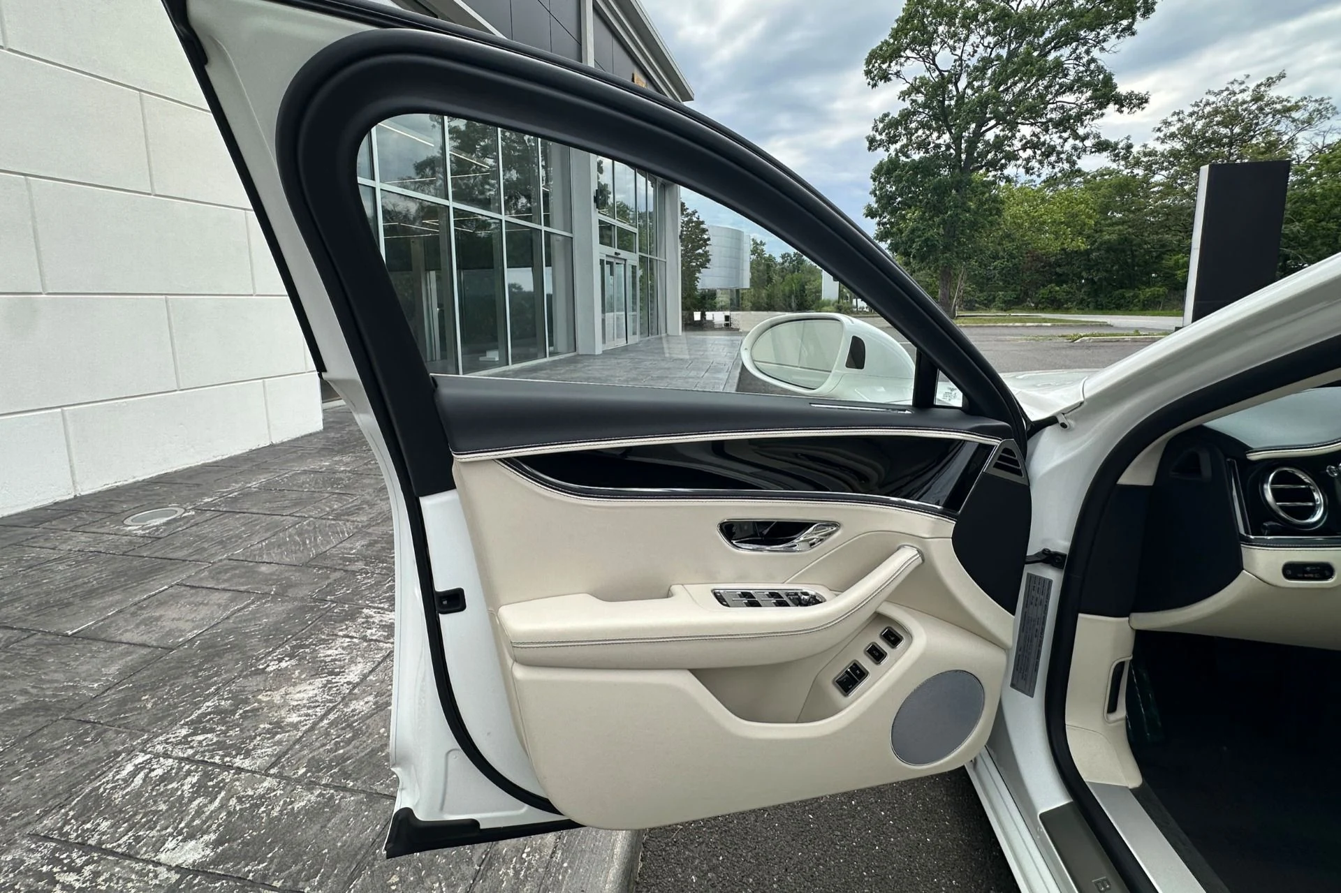 mph006_781113956_Used_2023_Bentley_Flying_Spur_Hybrid_Hybrid_1782128898_f58e45eccc