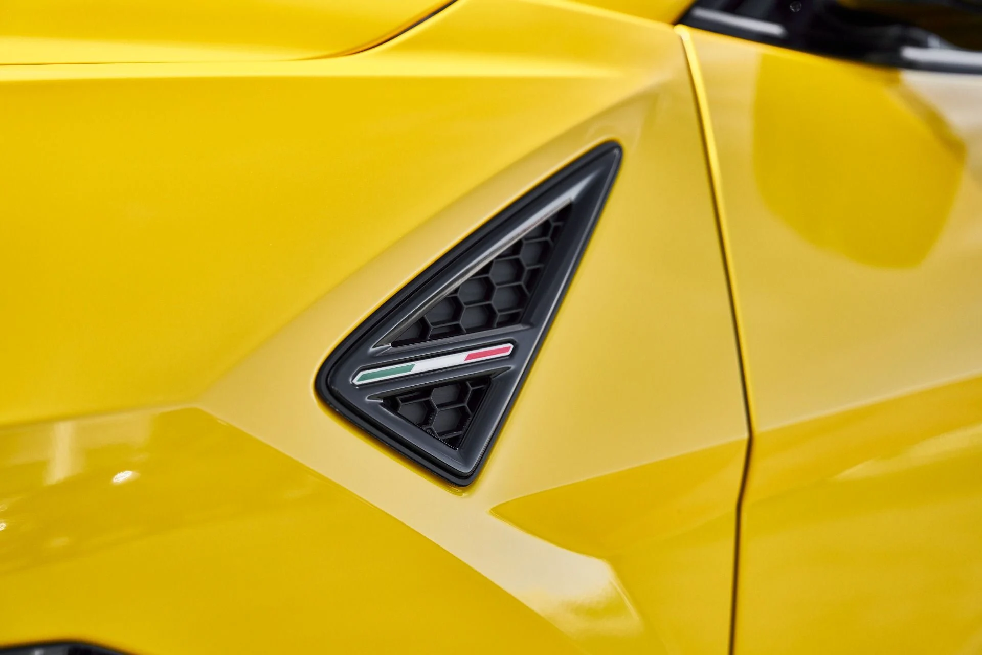 mph006_795744521_Used_2021_Lamborghini_Urus_Pearl_Capsule_1772843440_a340139925